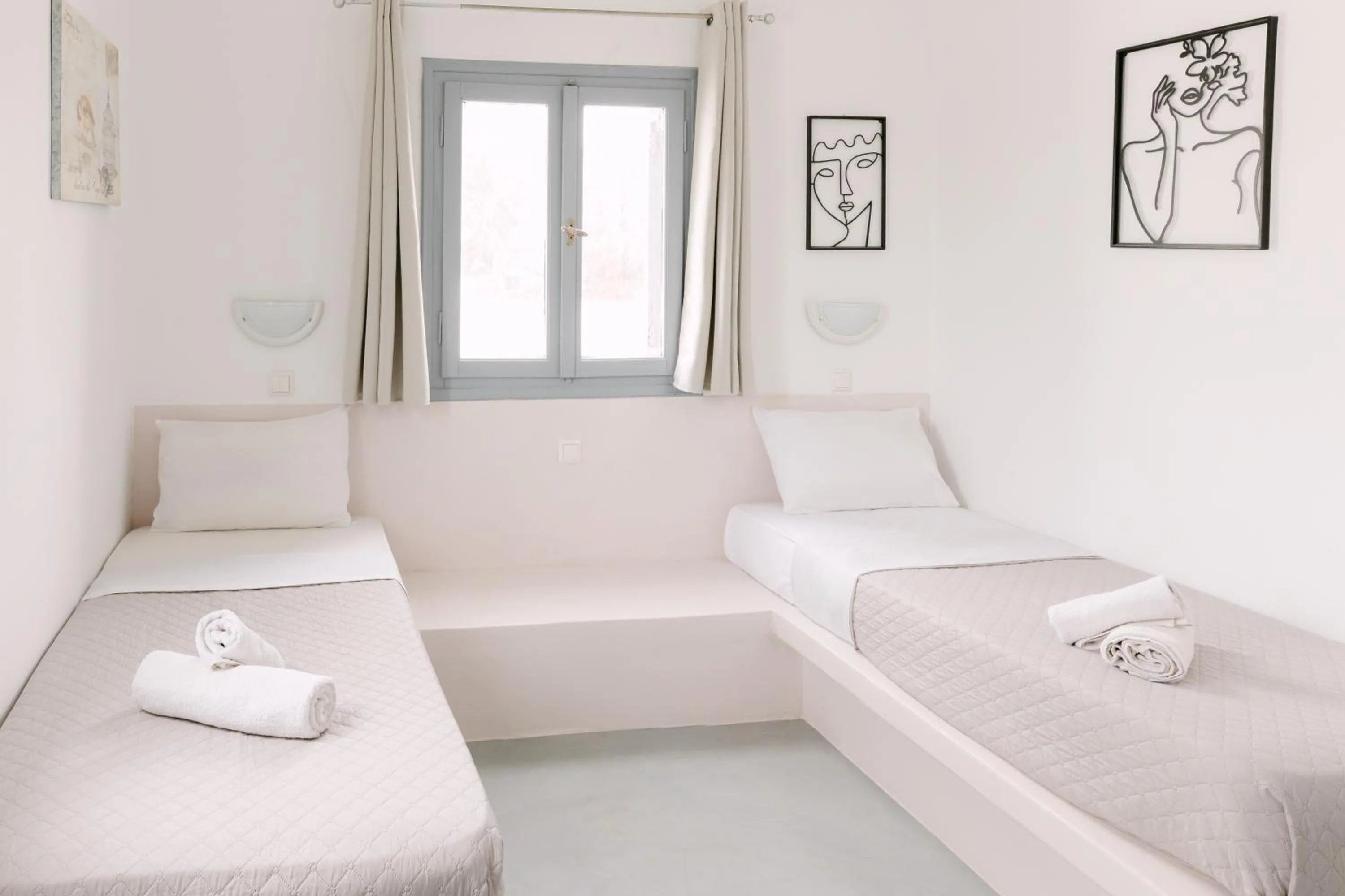 Bedroom, Bed in Seven Grapes - Karterados