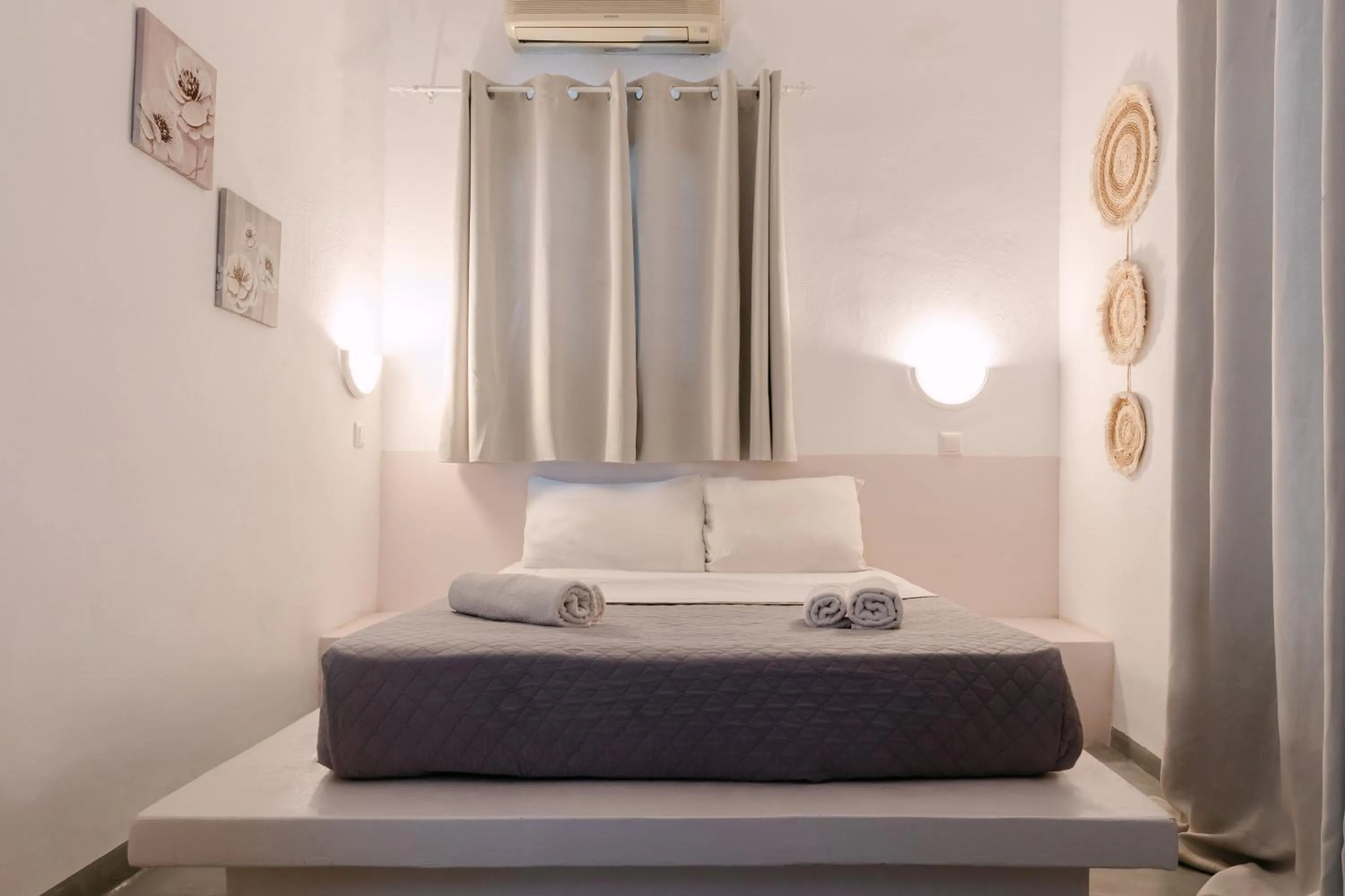 Bedroom, Bed in Seven Grapes - Karterados