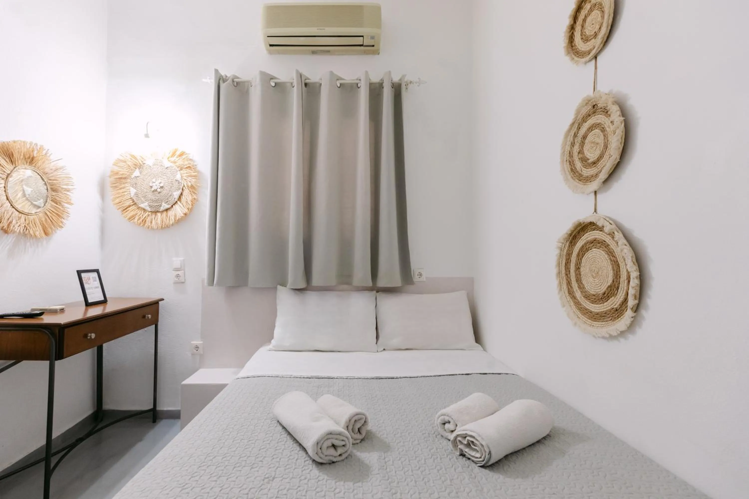 Bedroom, Bed in Seven Grapes - Karterados