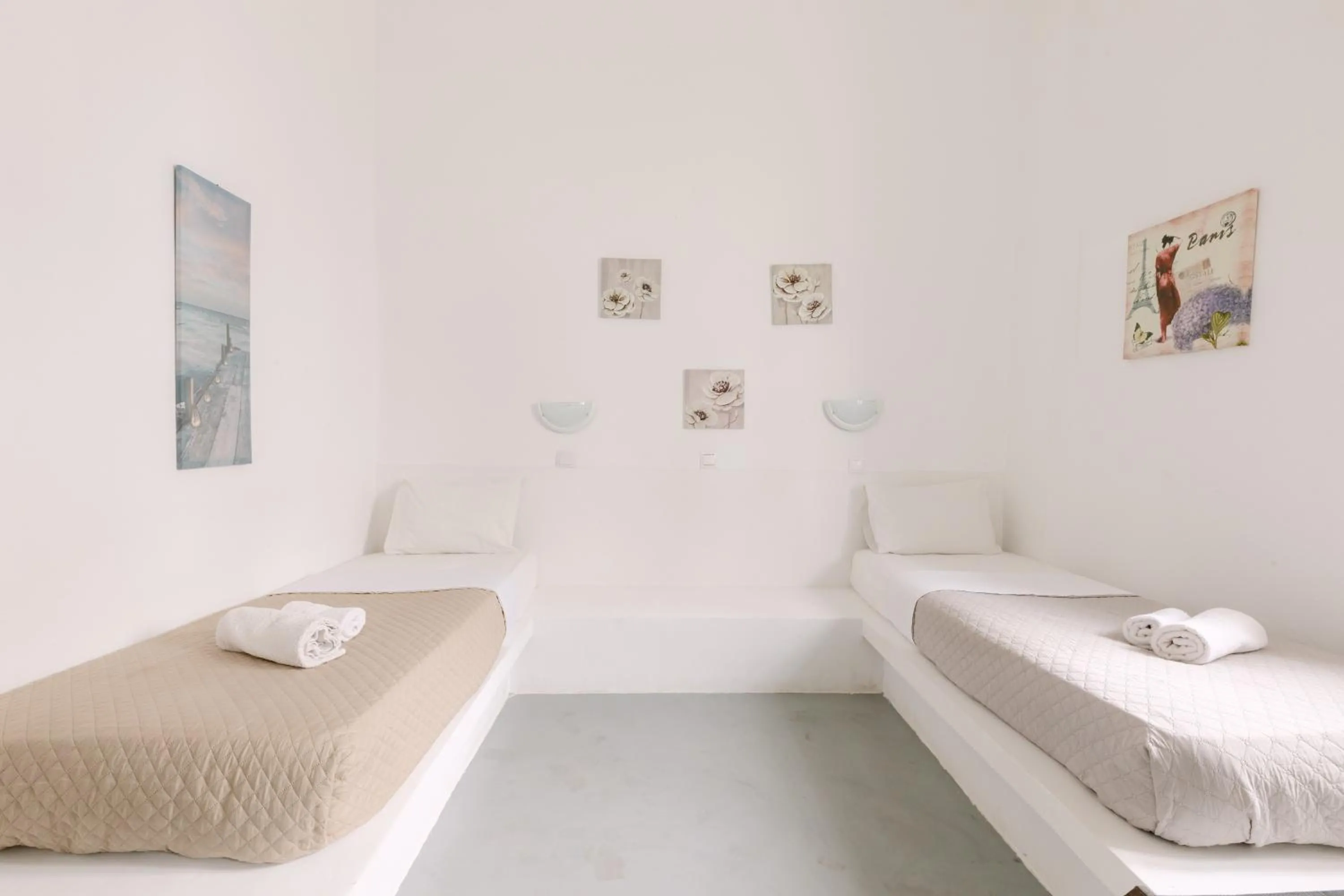 Bedroom, Bed in Seven Grapes - Karterados
