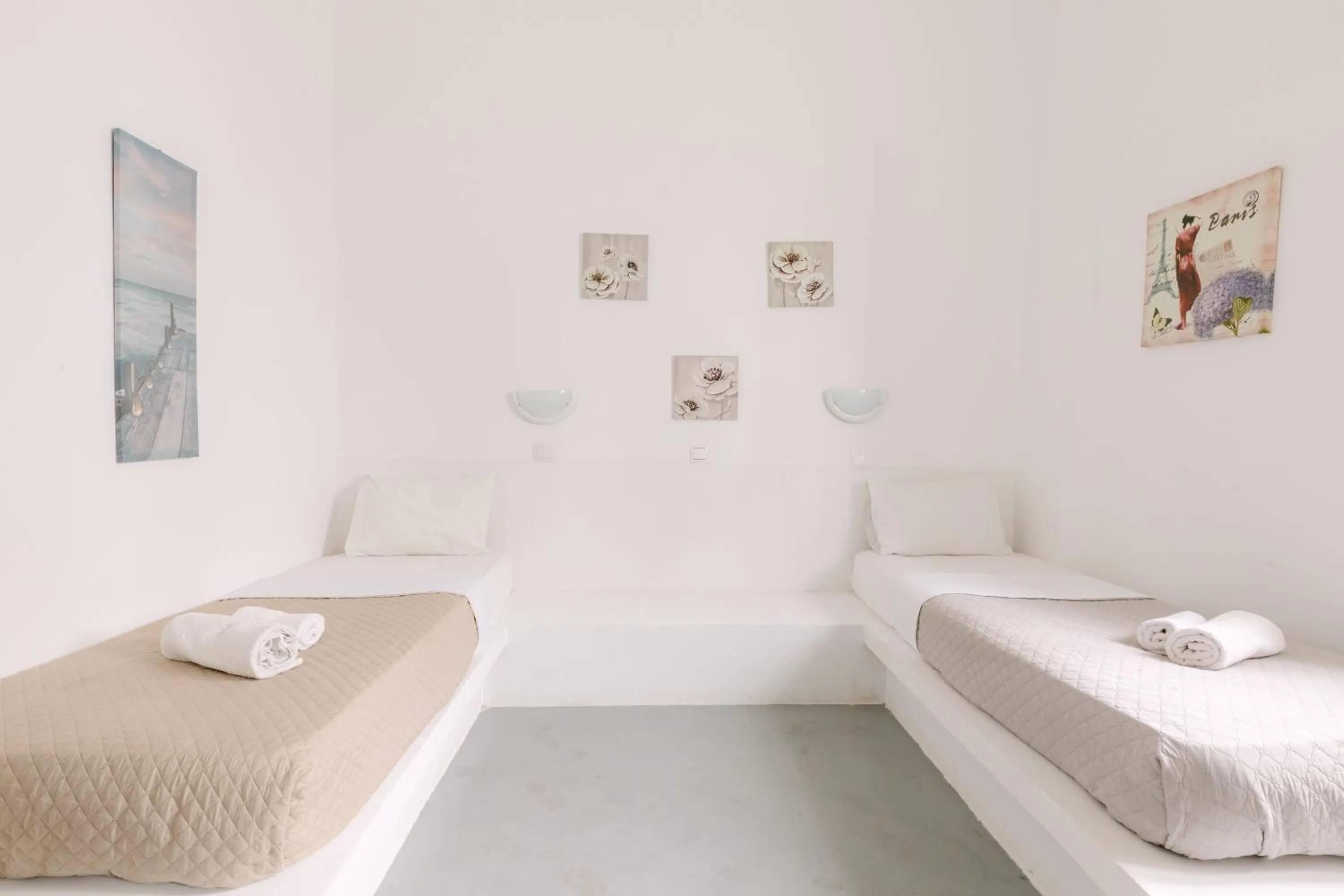 Bedroom, Bed in Seven Grapes - Karterados