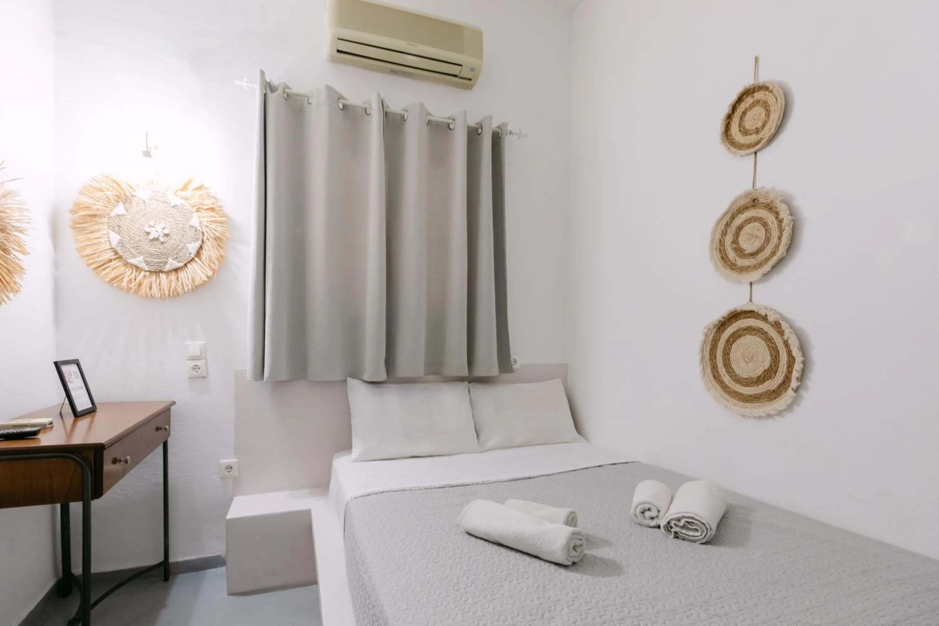 Bedroom, Bed in Seven Grapes - Karterados
