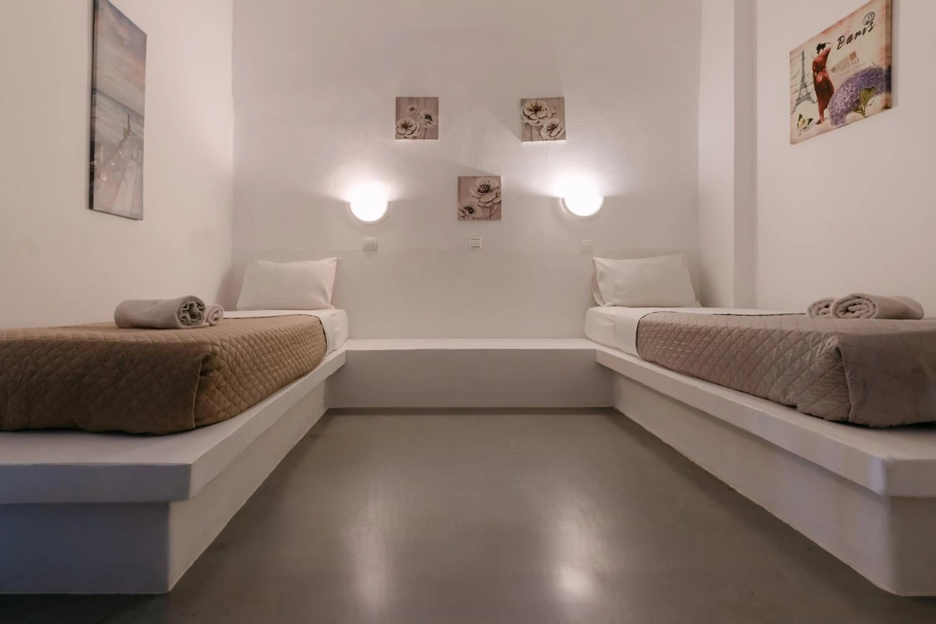 Bedroom, Bed in Seven Grapes - Karterados