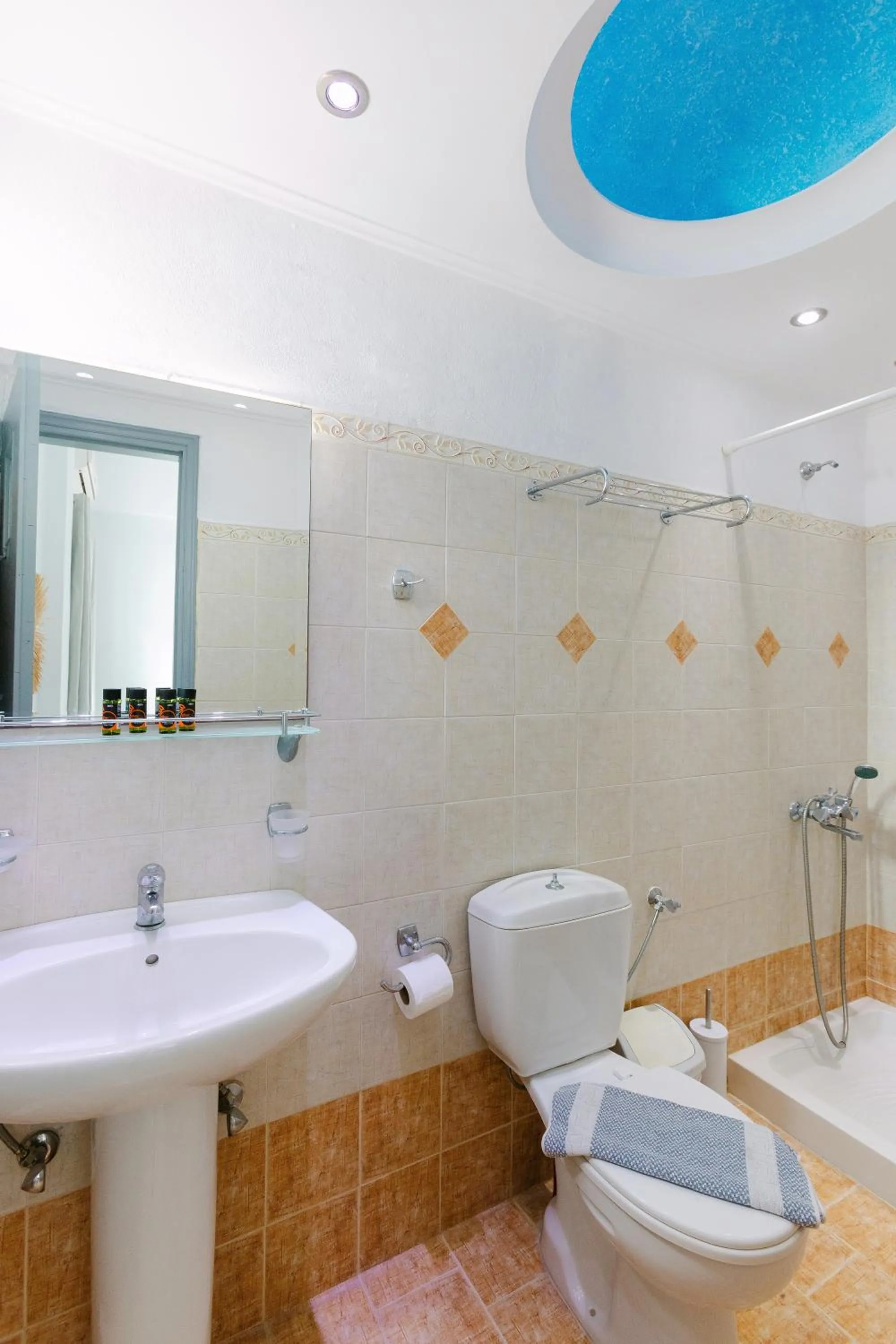 Shower in Seven Grapes - Karterados