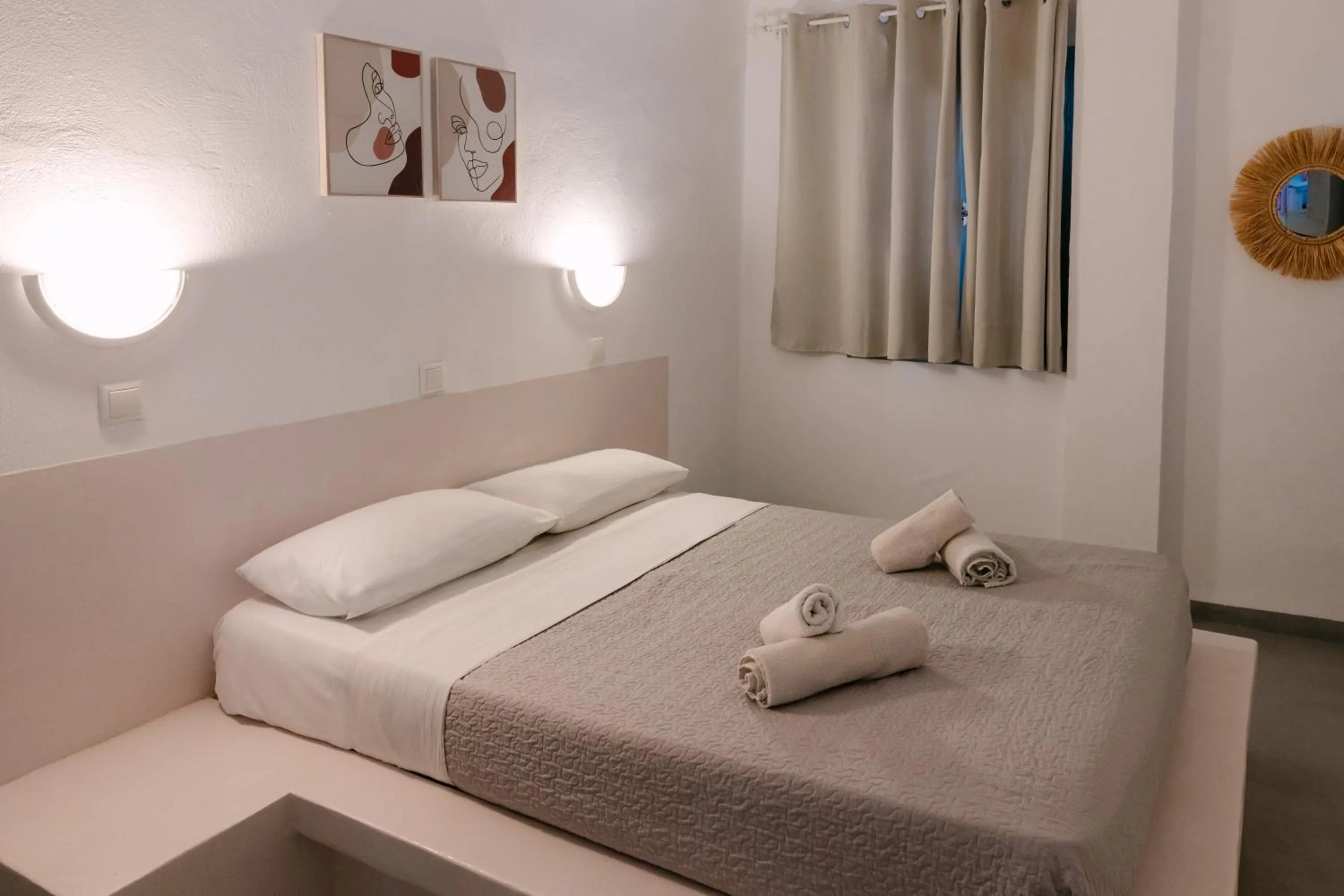 Bedroom, Bed in Seven Grapes - Karterados