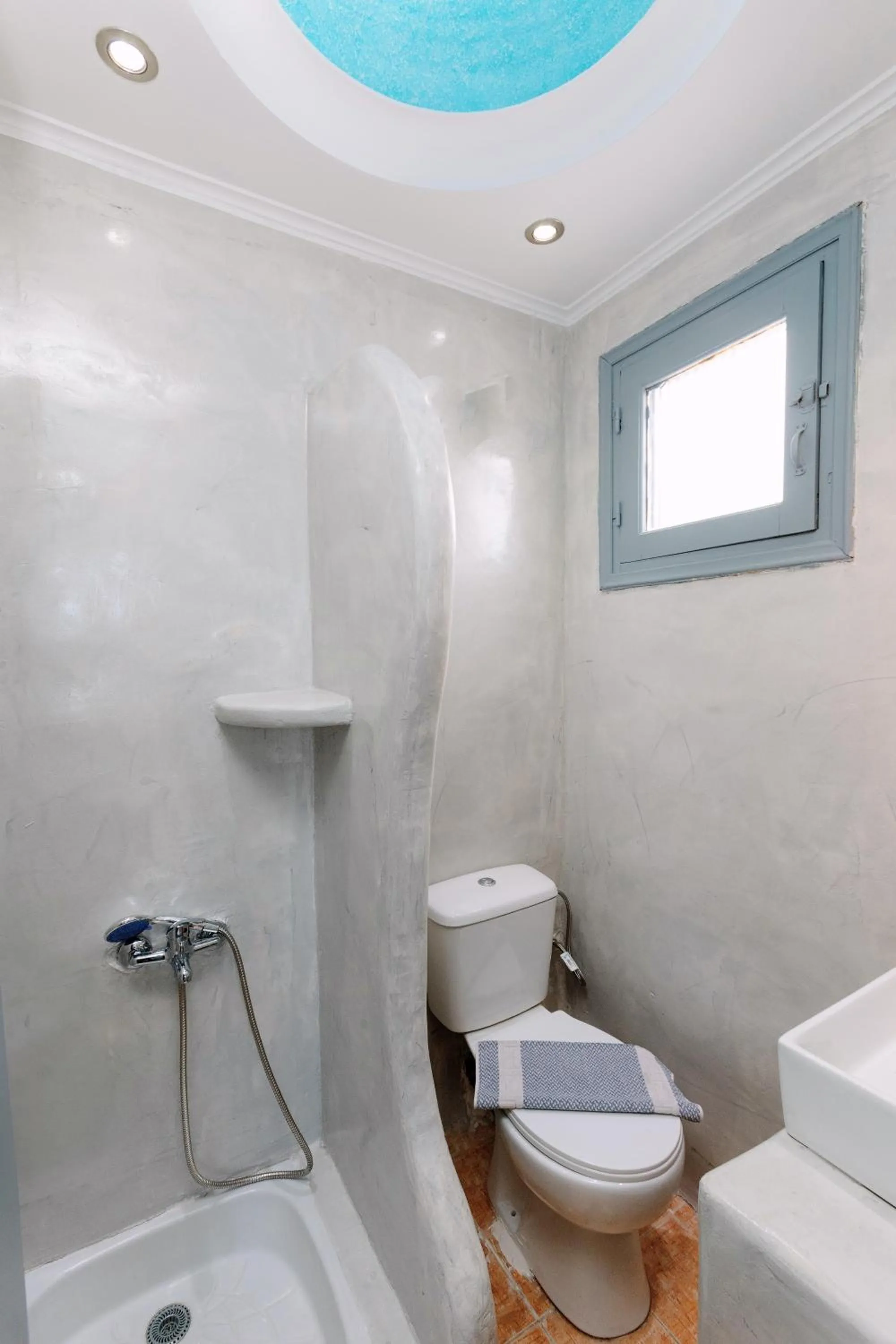 Shower in Seven Grapes - Karterados