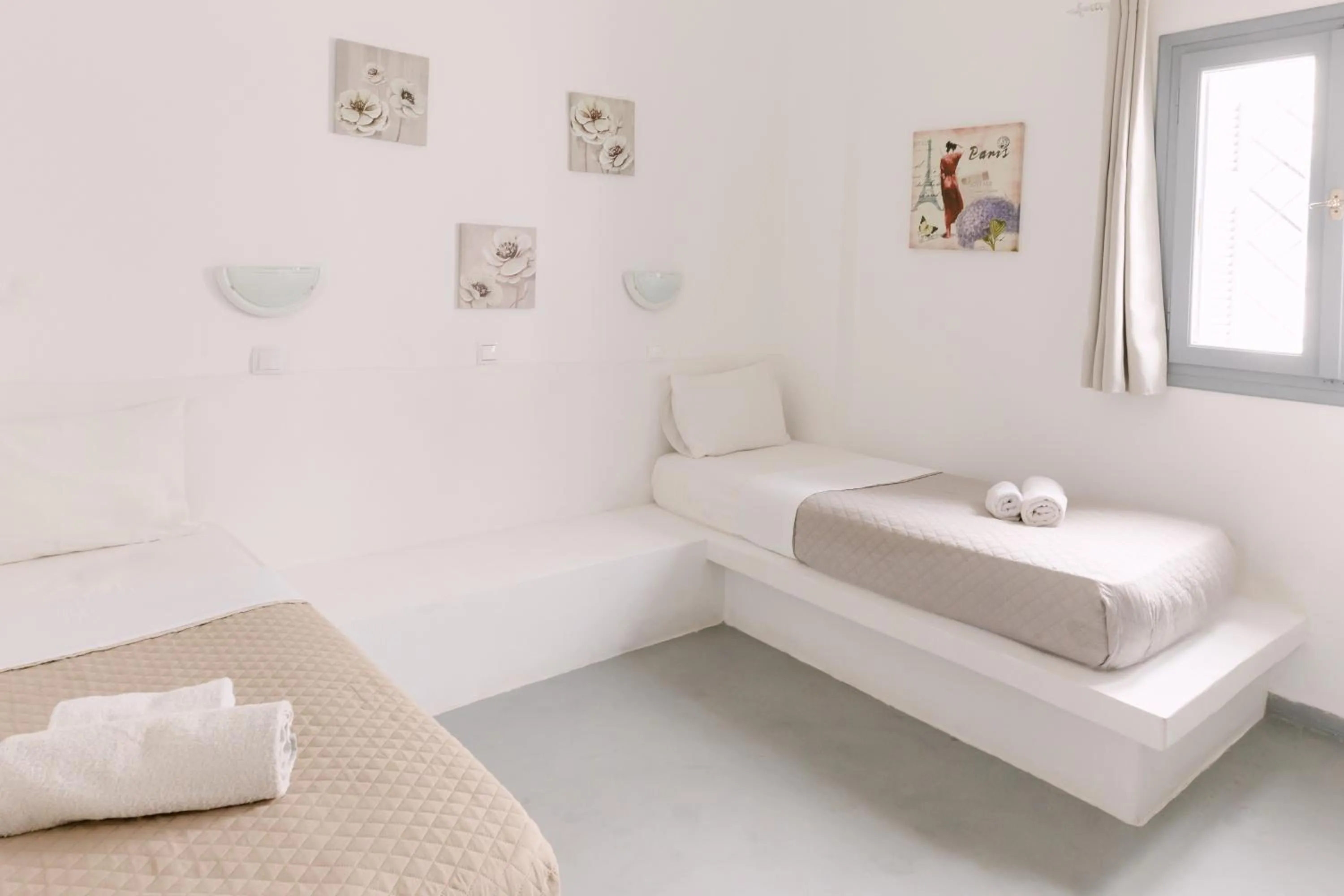 Bedroom, Bed in Seven Grapes - Karterados