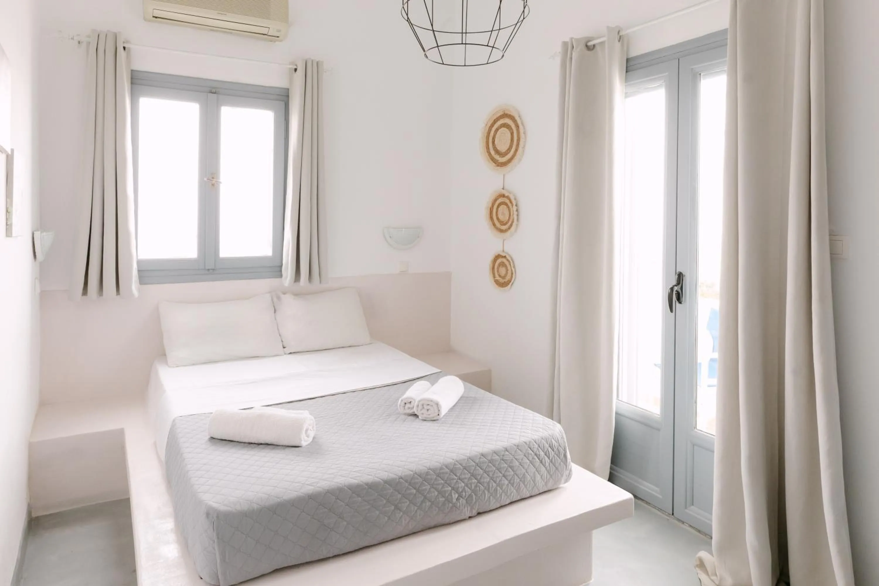 Bedroom, Bed in Seven Grapes - Karterados