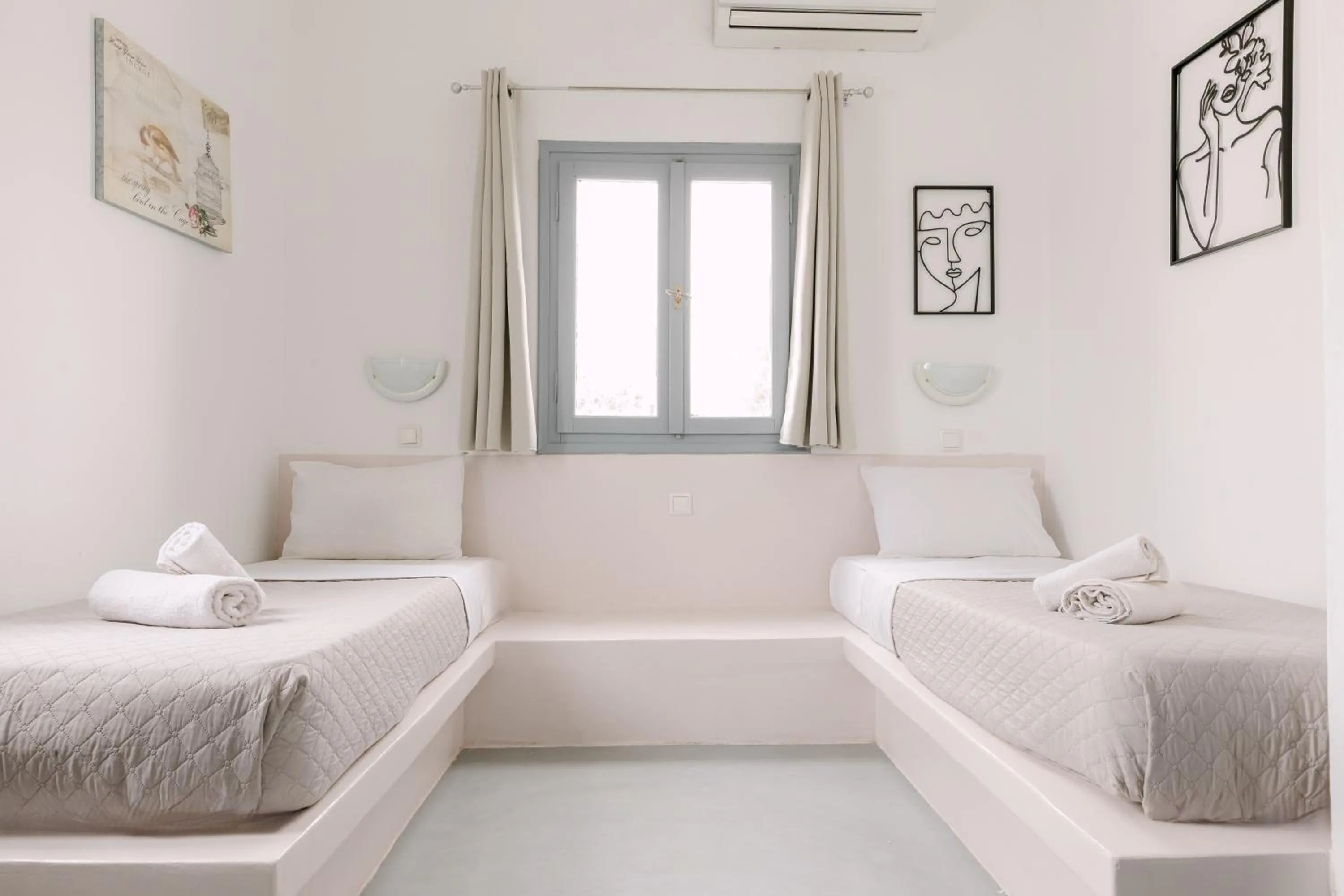 Bedroom, Bed in Seven Grapes - Karterados