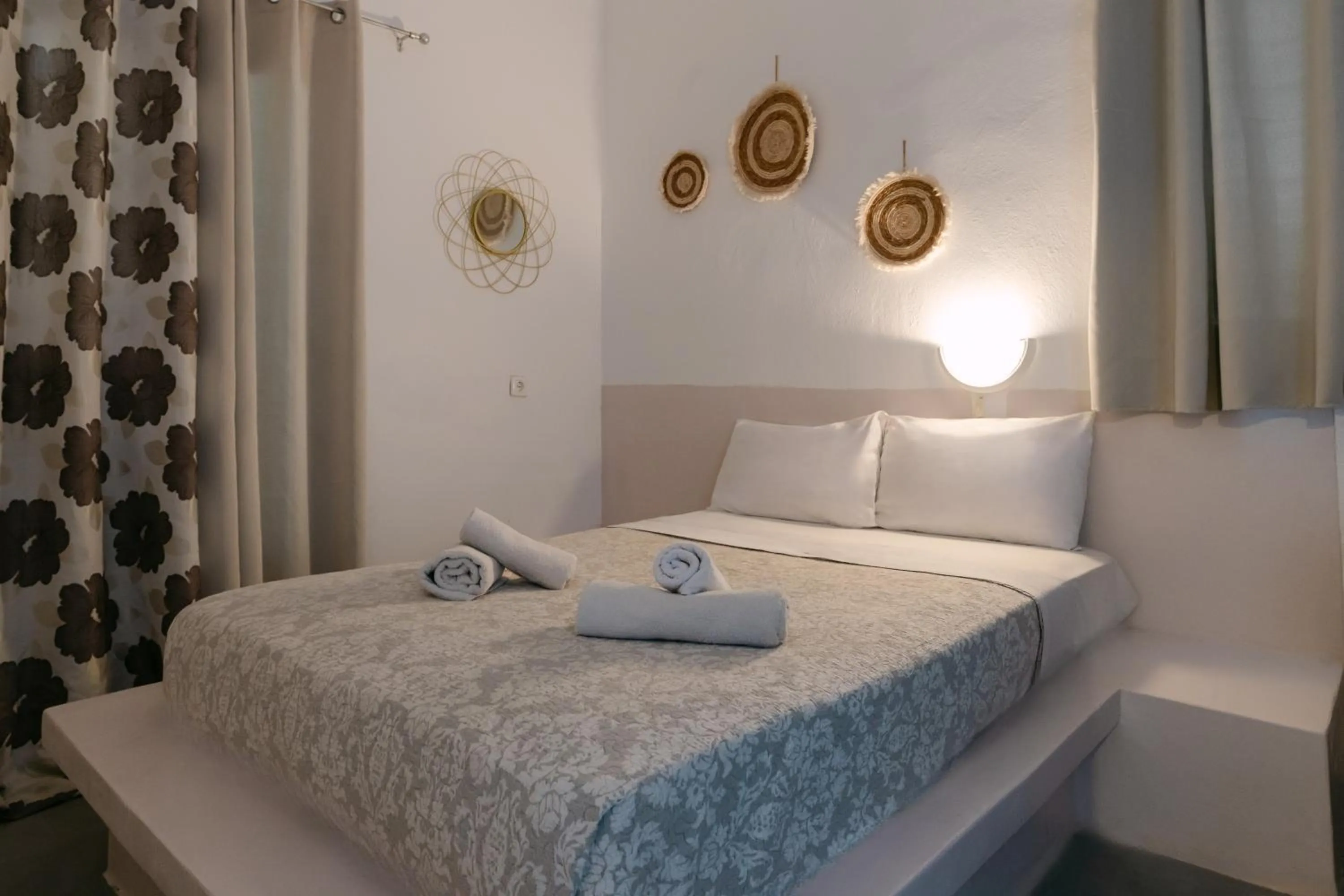 Bedroom, Bed in Seven Grapes - Karterados