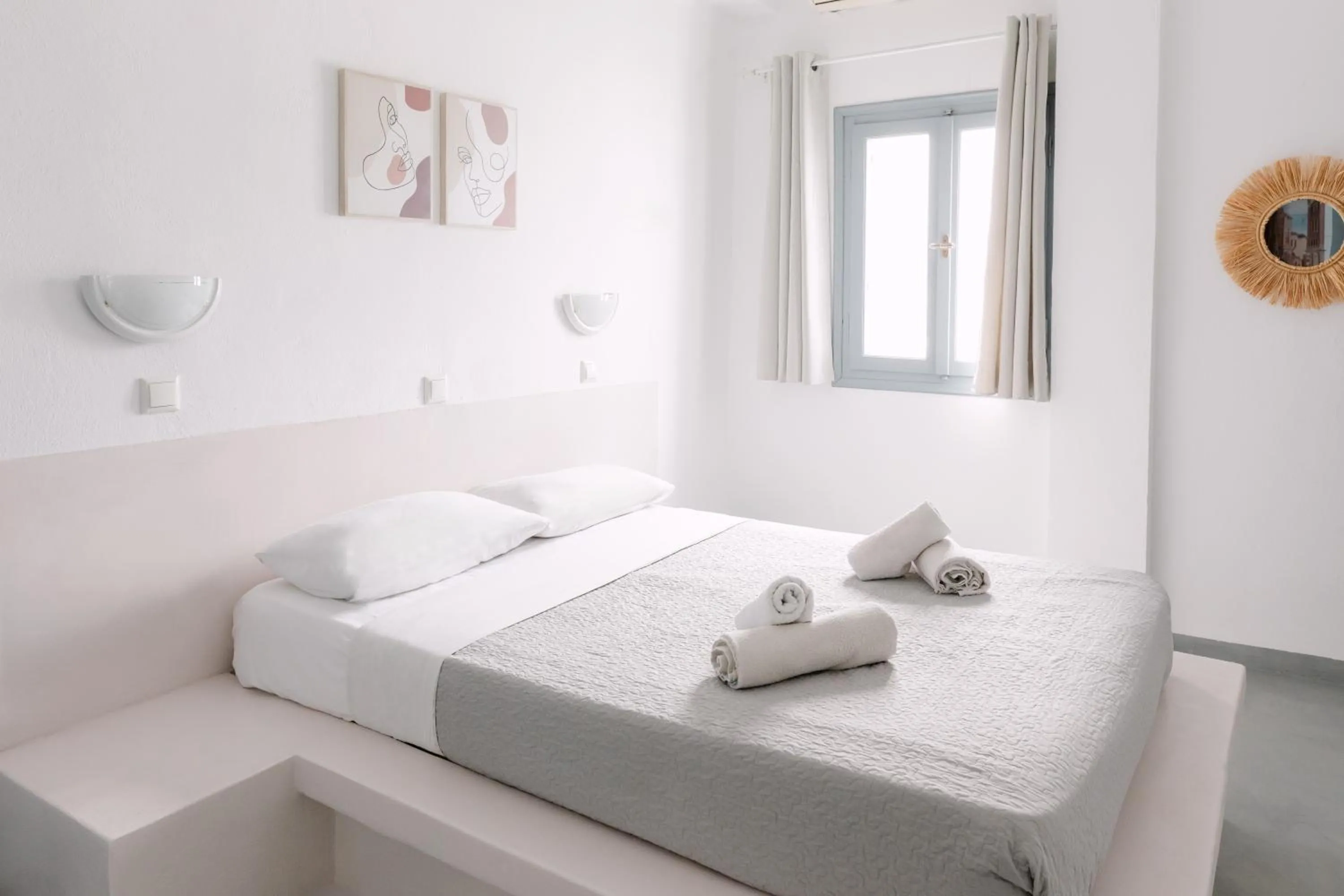 Bedroom, Bed in Seven Grapes - Karterados