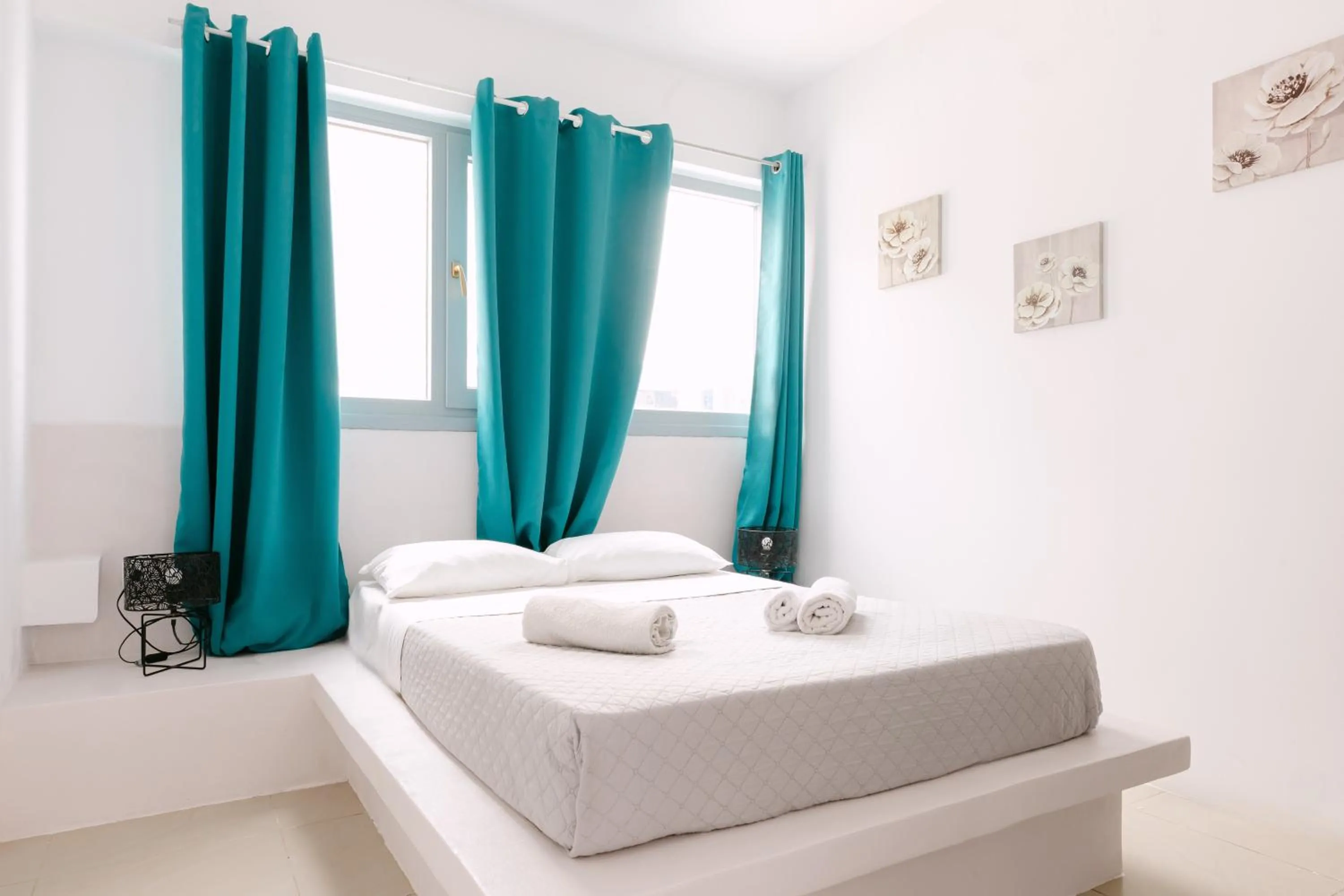 Bedroom, Bed in Seven Grapes - Karterados