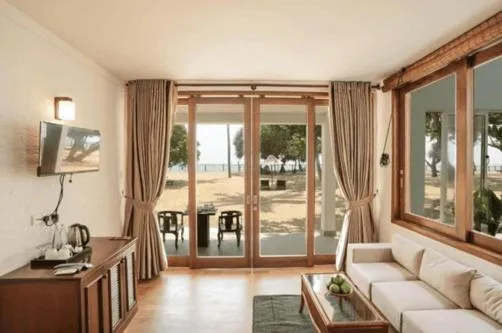 Hibiscus Beach Hotel & Villas