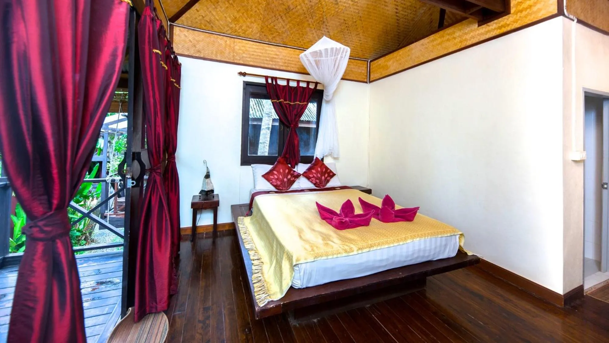 Bedroom, Bed in Fruit Tree Lodge