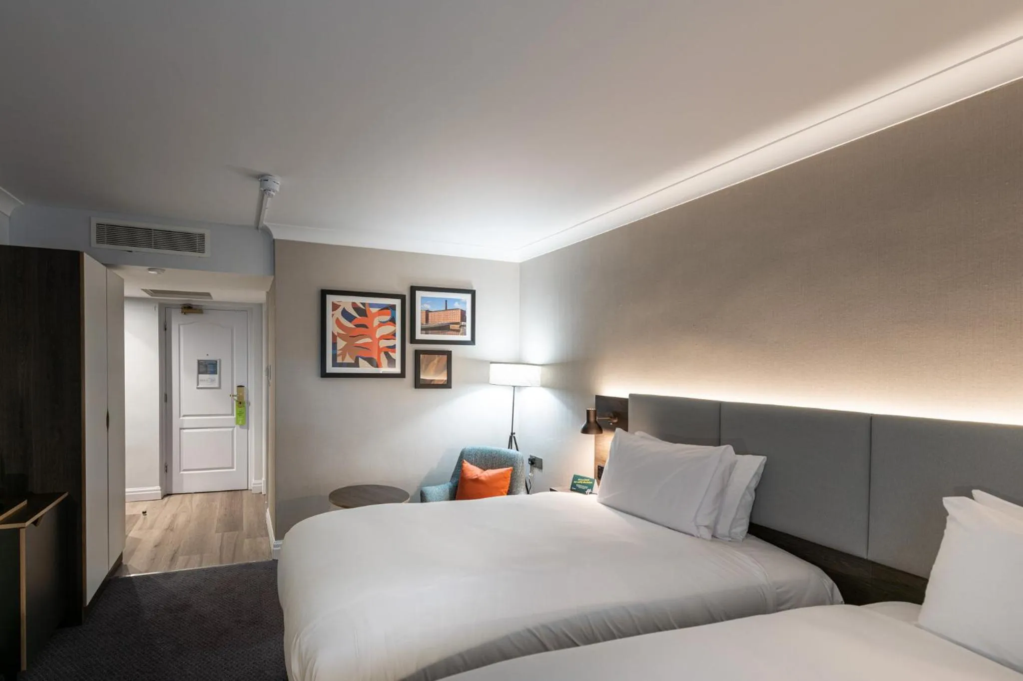 Photo of the whole room, Bed in Holiday Inn - Manchester - Oldham by IHG