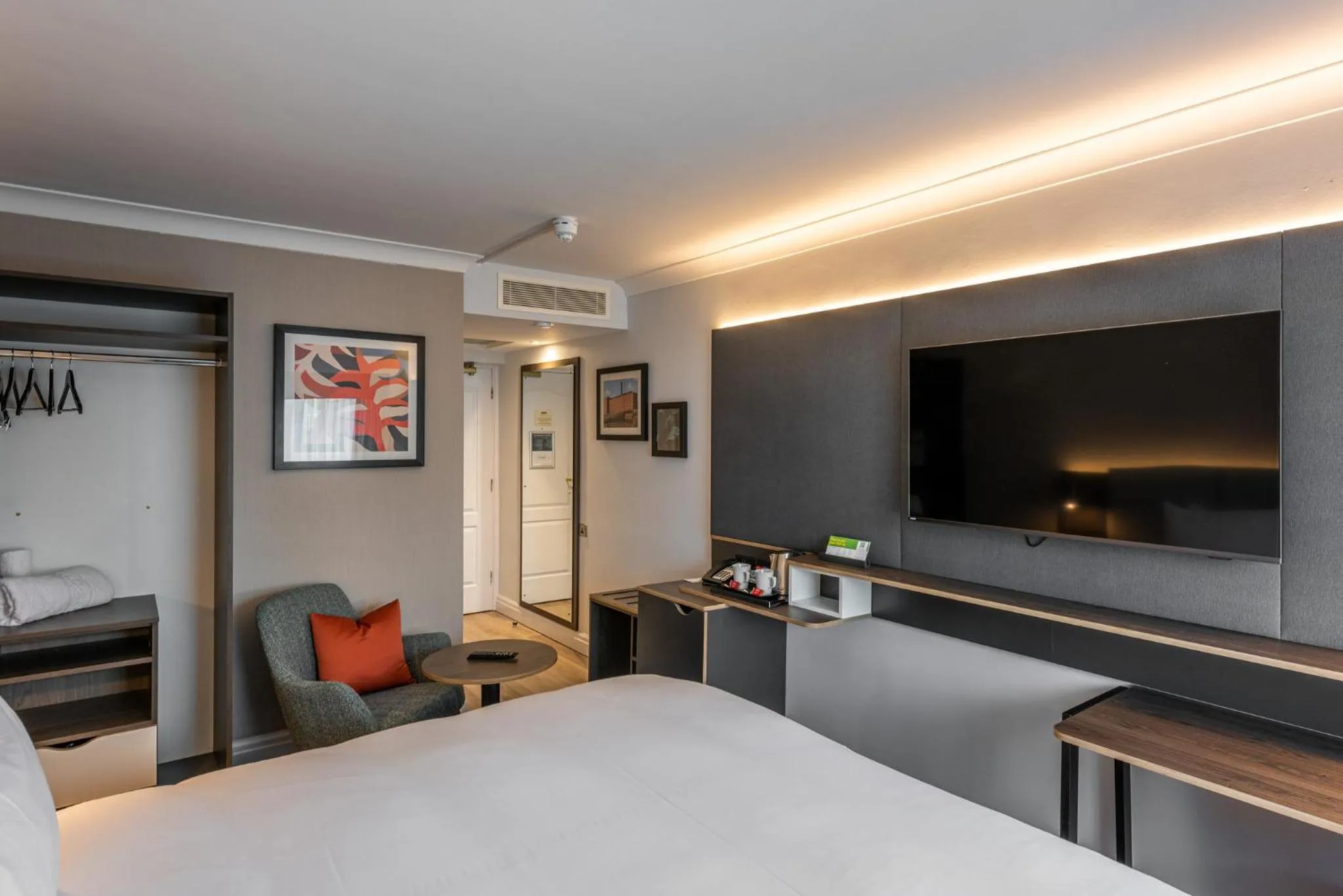 Photo of the whole room, Bed in Holiday Inn - Manchester - Oldham by IHG