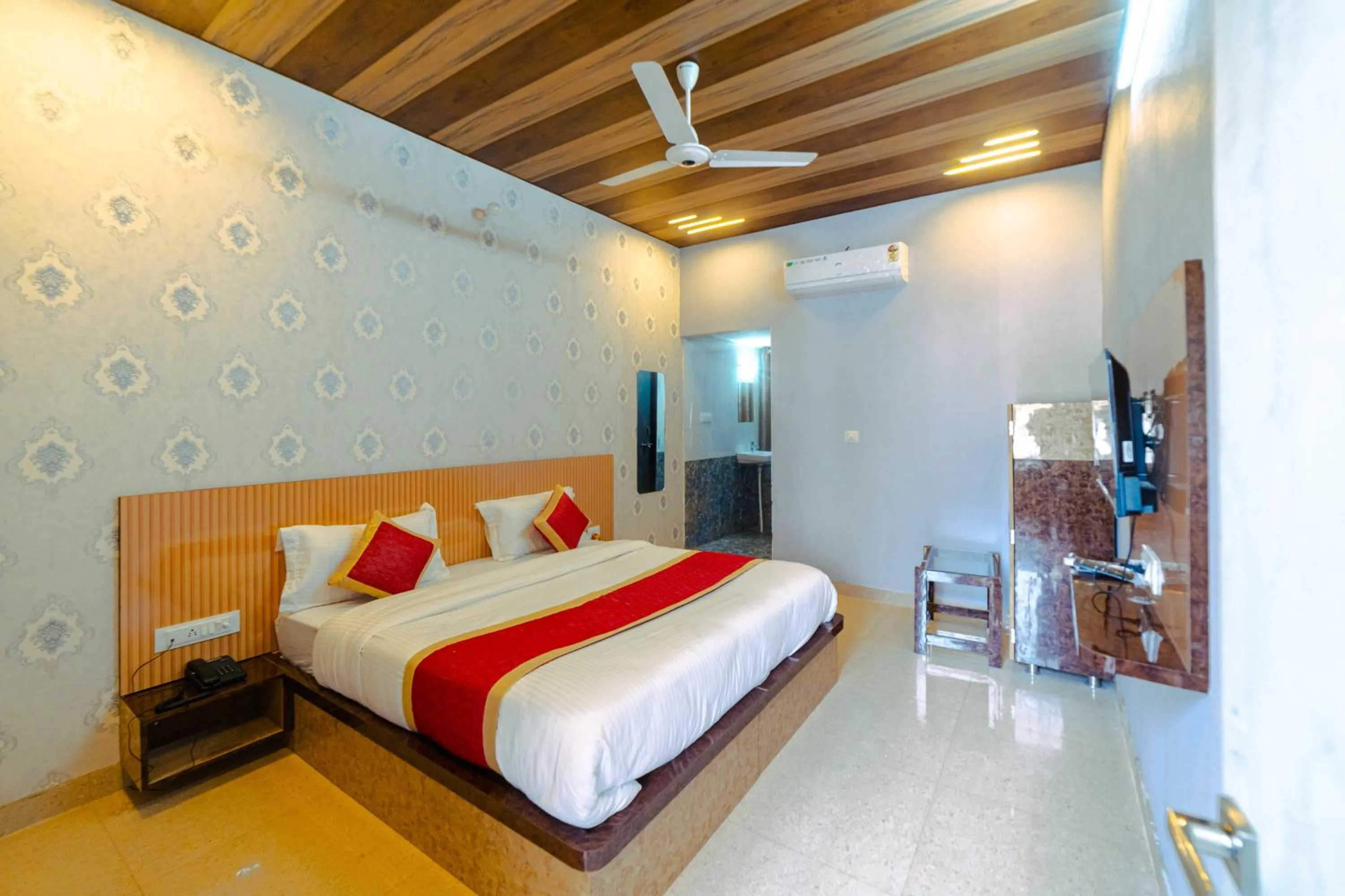 Bedroom, Bed in HOTEL METRO REGENCY INN