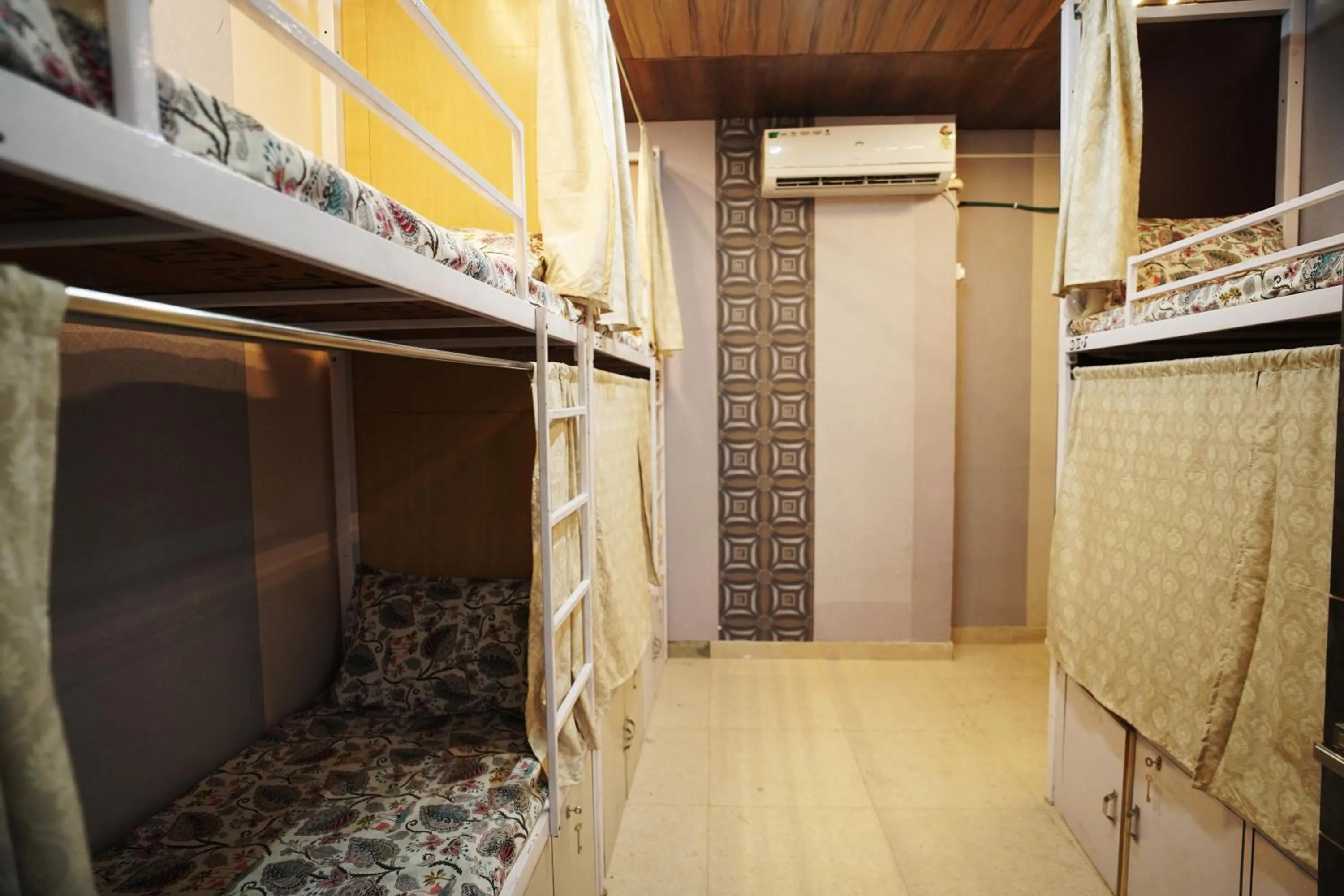 bunk bed in HOTEL METRO REGENCY INN