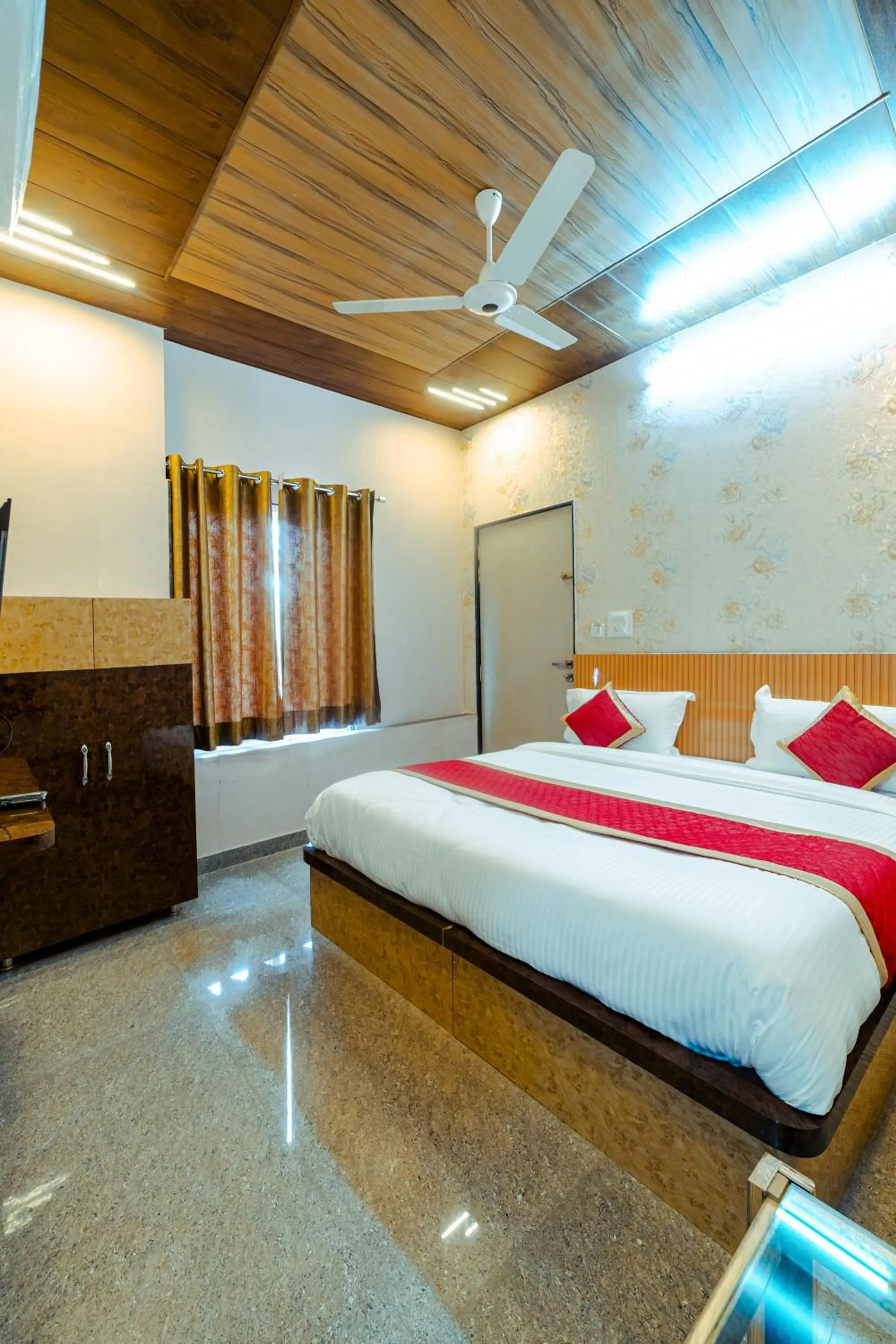 Bedroom, Bed in HOTEL METRO REGENCY INN