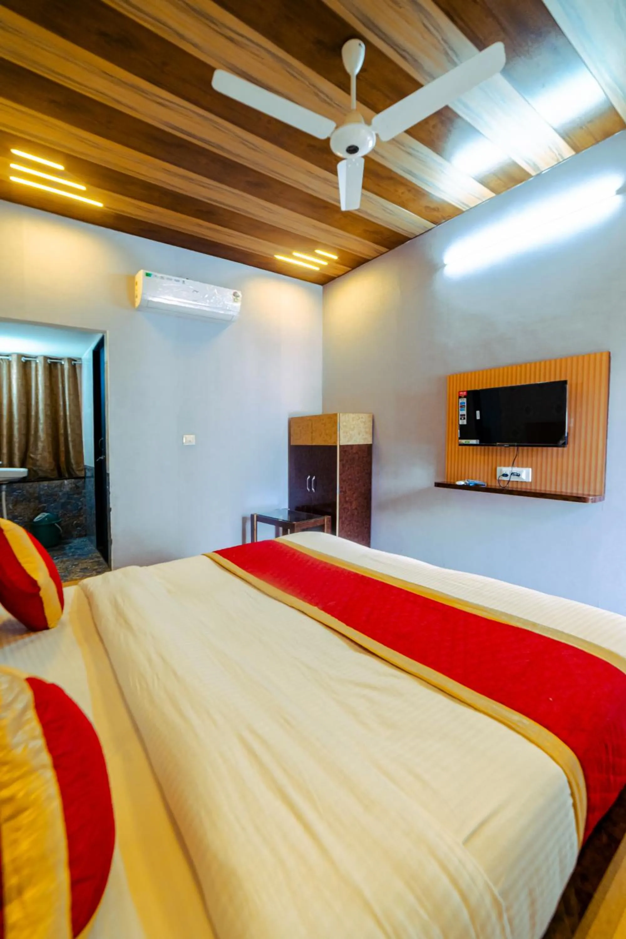 Bedroom, Bed in HOTEL METRO REGENCY INN