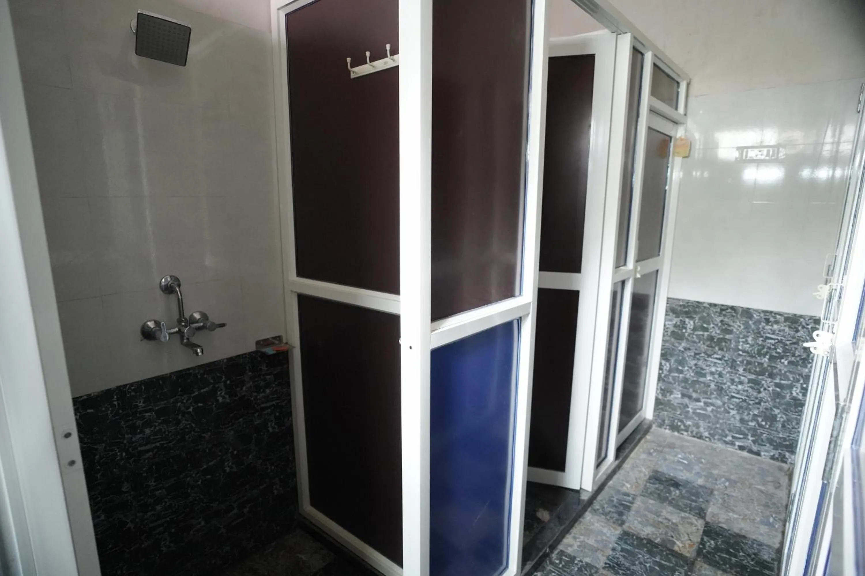 Shower in HOTEL METRO REGENCY INN