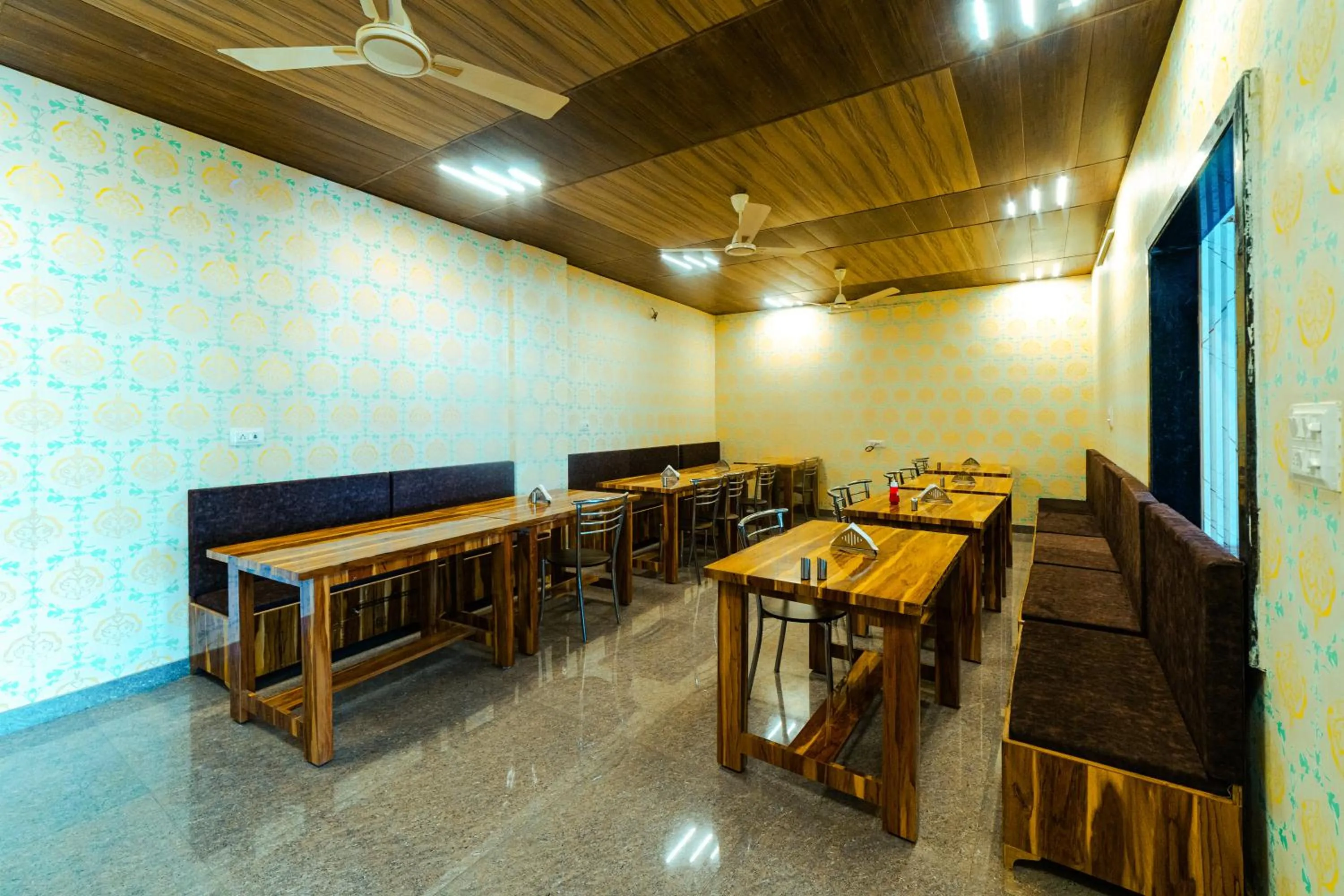 Dining area in HOTEL METRO REGENCY INN