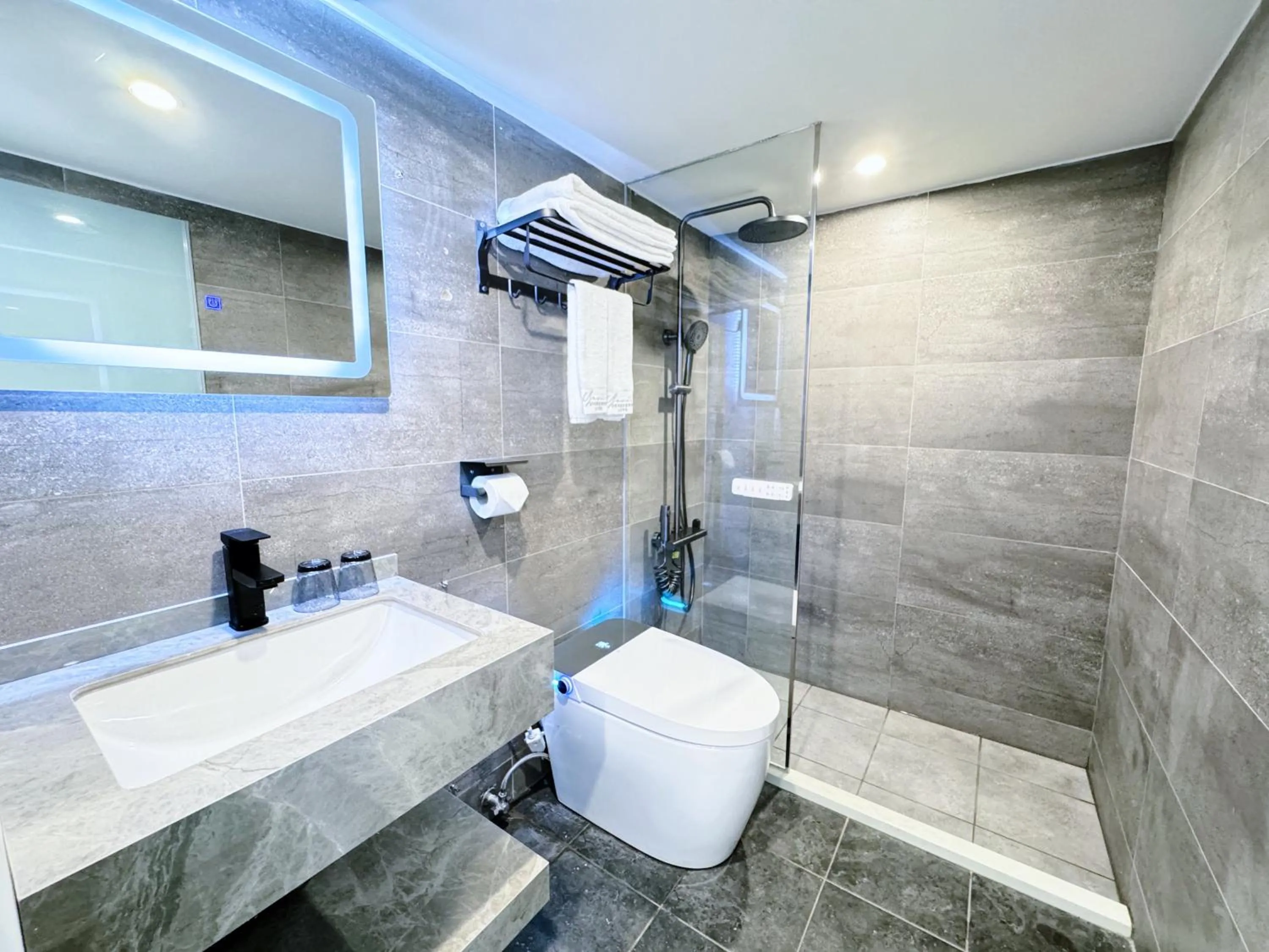 Shower in Yoai Mountain Roam Hotel