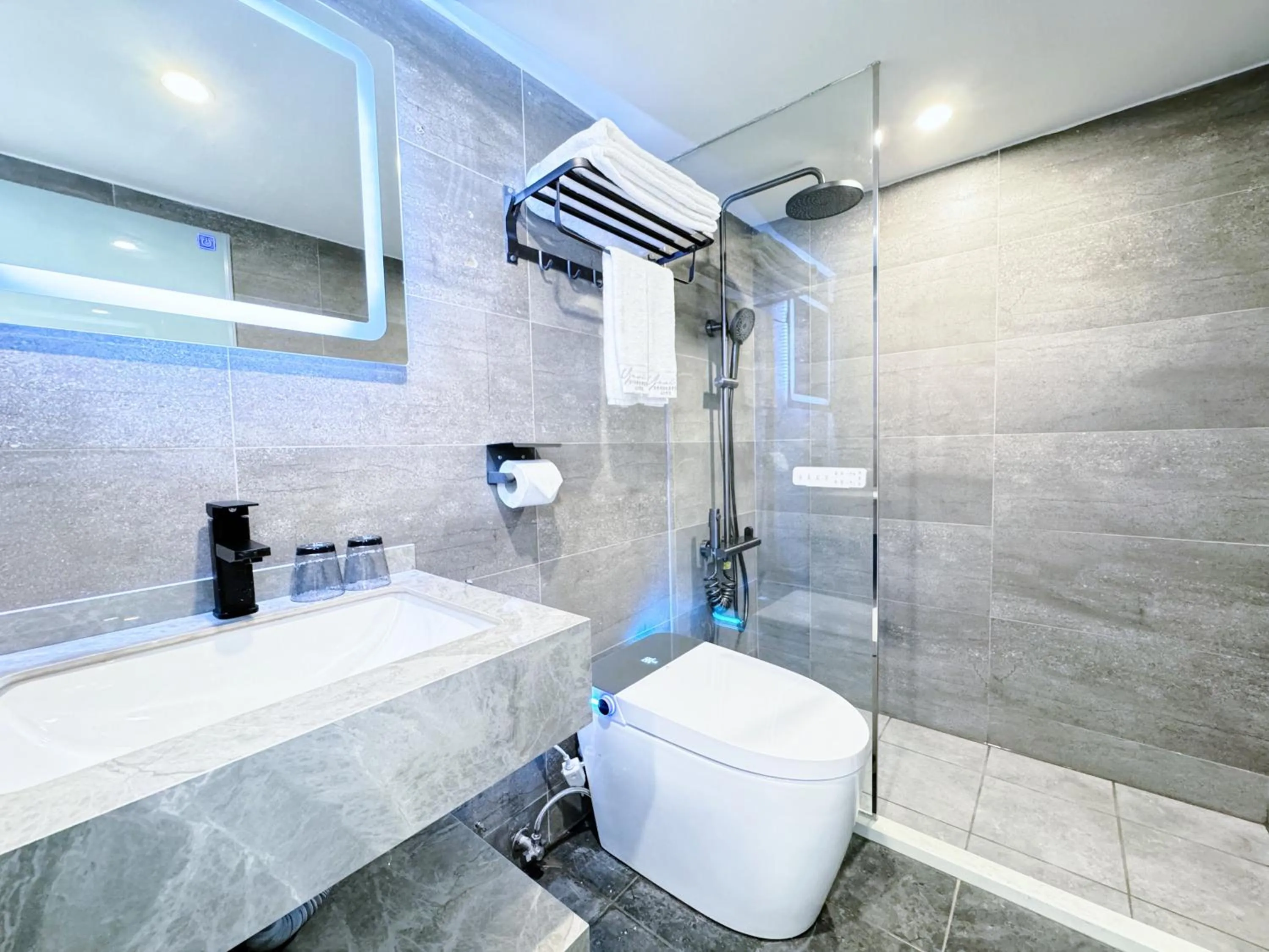 Shower in Yoai Mountain Roam Hotel