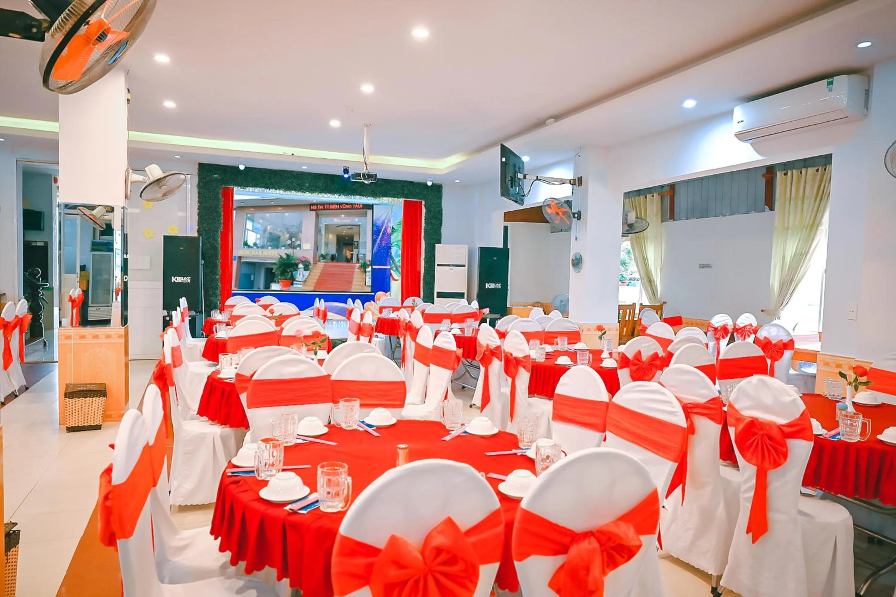 Restaurant/places to eat in Ngọc Hân Hotel By The Moment