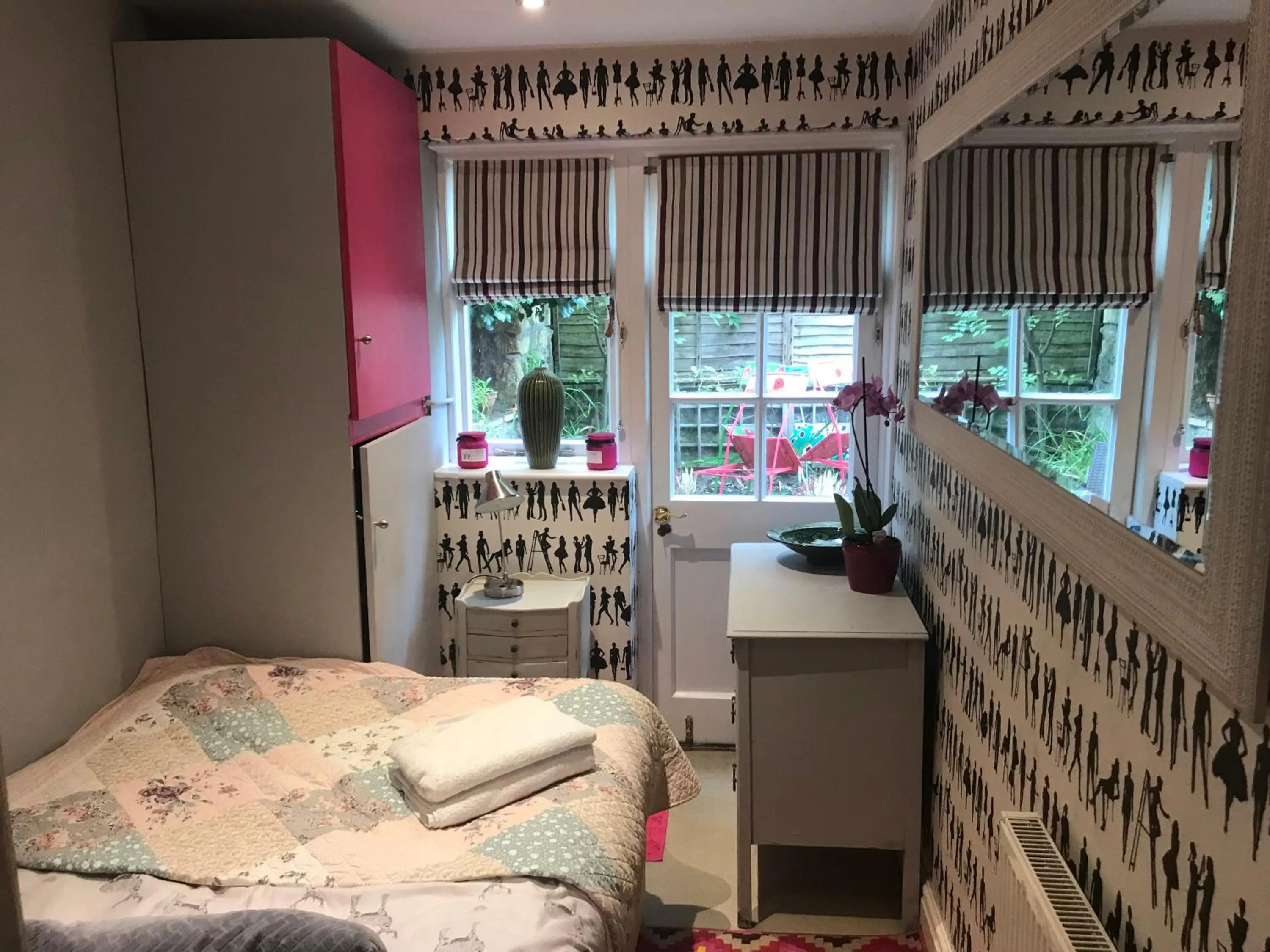 Bed in City Centre - Rivers Street, quiet 2 bed ground floor Georgian garden Apartment