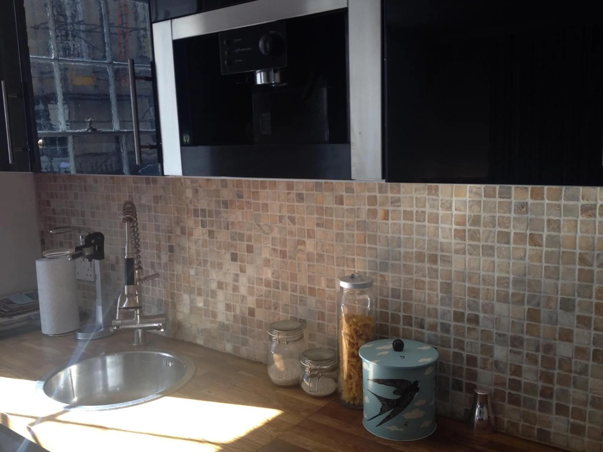 Kitchen or kitchenette in City Centre - Rivers Street, quiet 2 bed ground floor Georgian garden Apartment