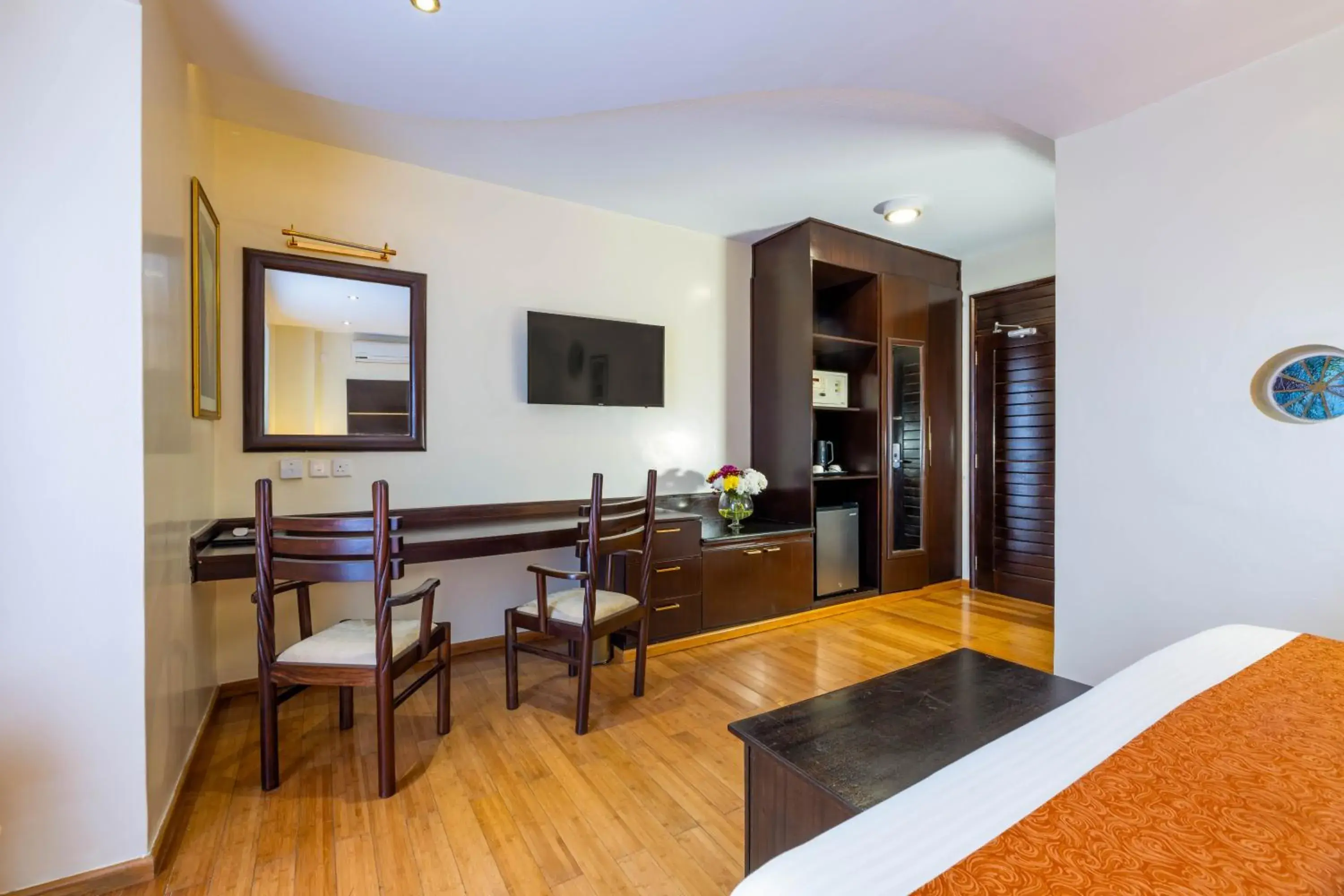 Seating area, Bed in The Monarch Hotel Seating area, Bed in The Monarch Hotel