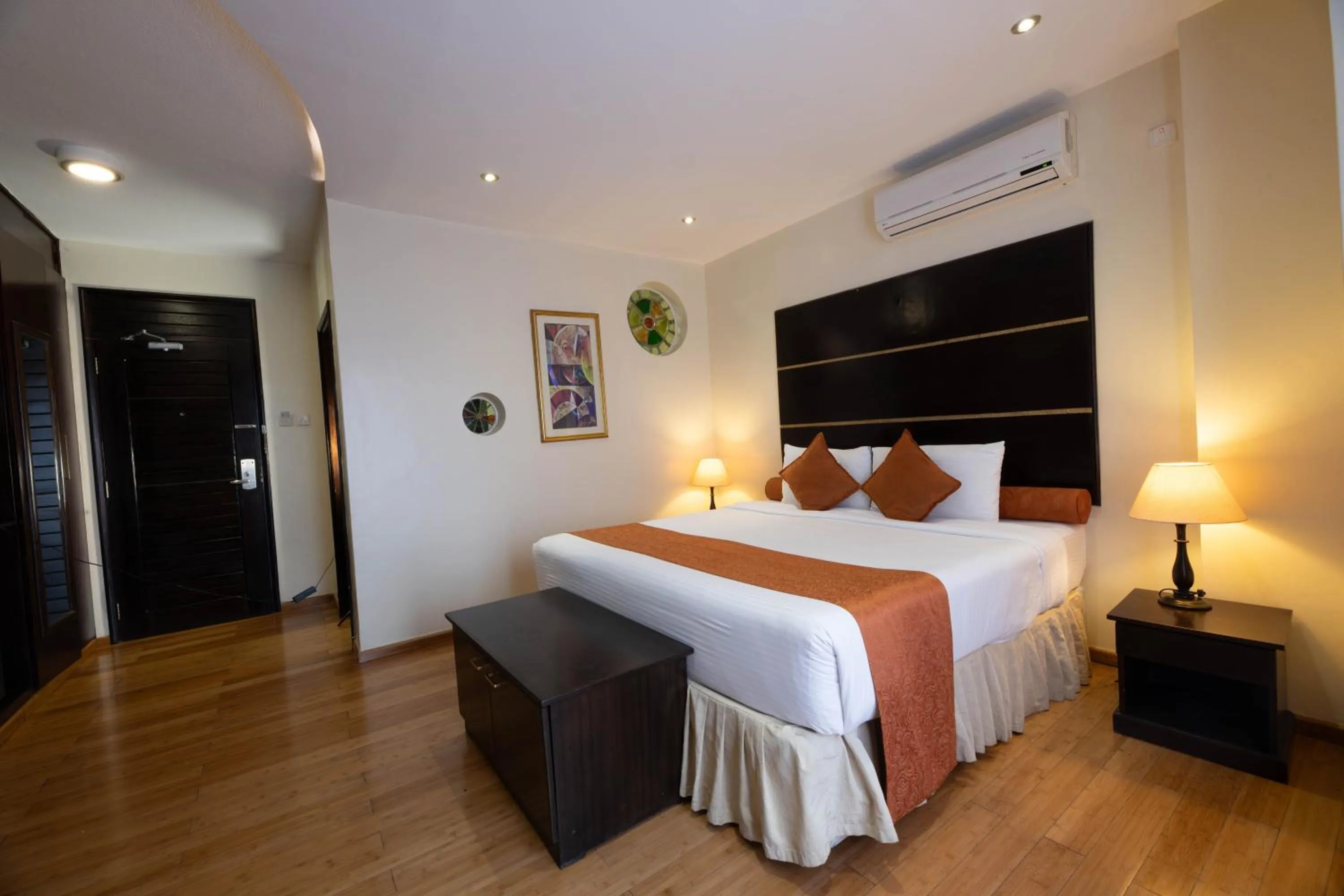 View (from property/room), Bed in The Monarch Hotel