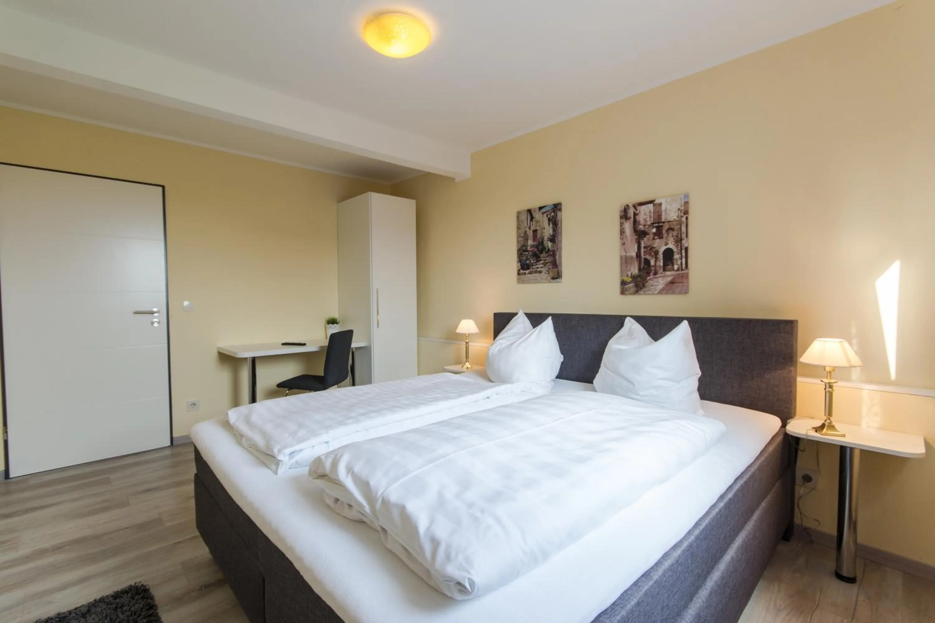 Bedroom, Bed in Hotel Zum Jägerhaus