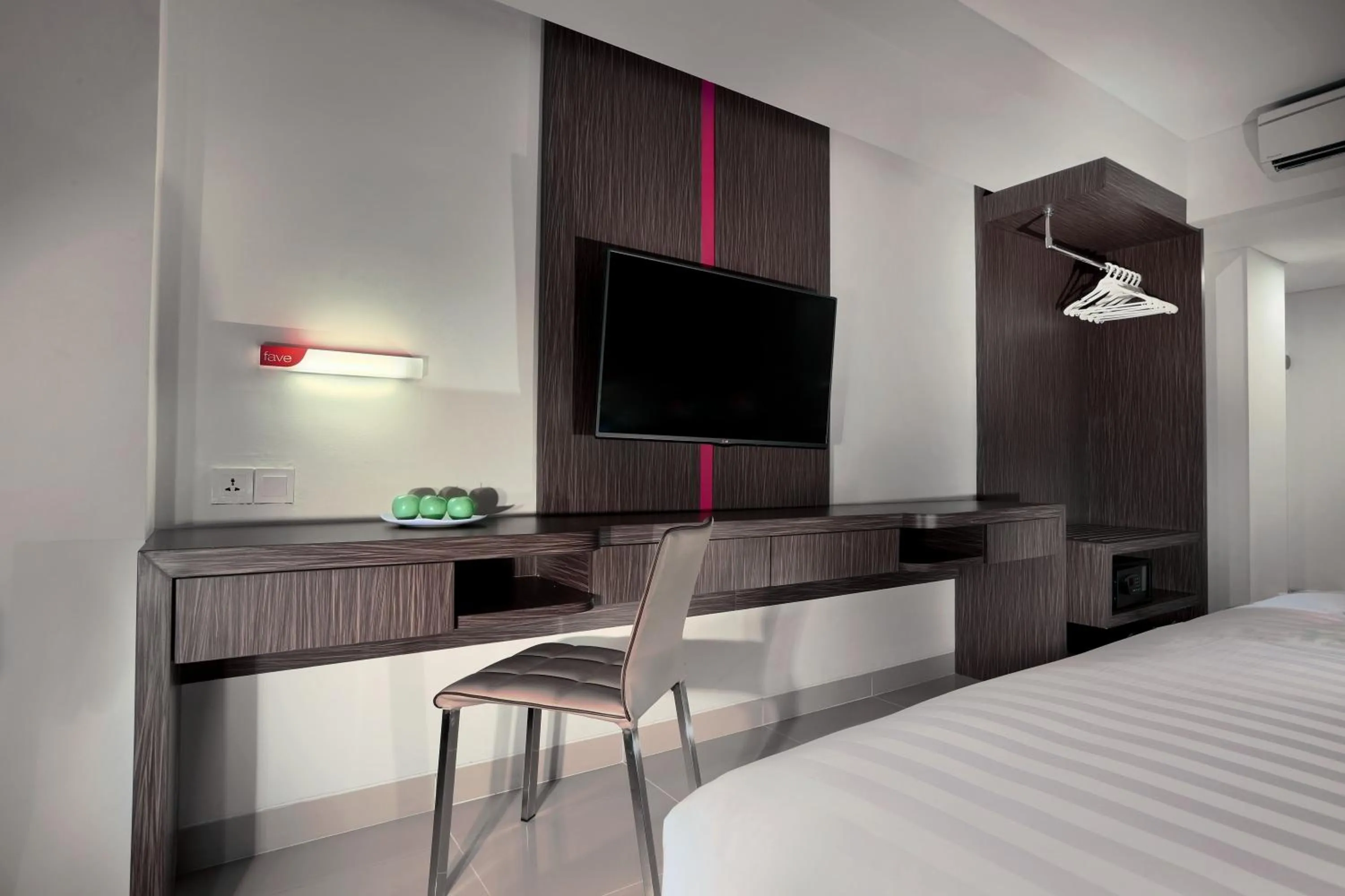 Bedroom, Bed in favehotel Sunset Seminyak