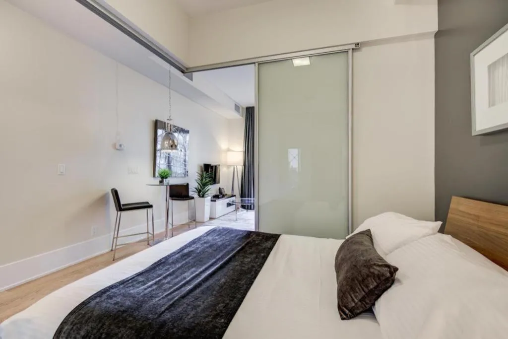 One-Bedroom Apartment in Metropolis Loft - CN Tower
