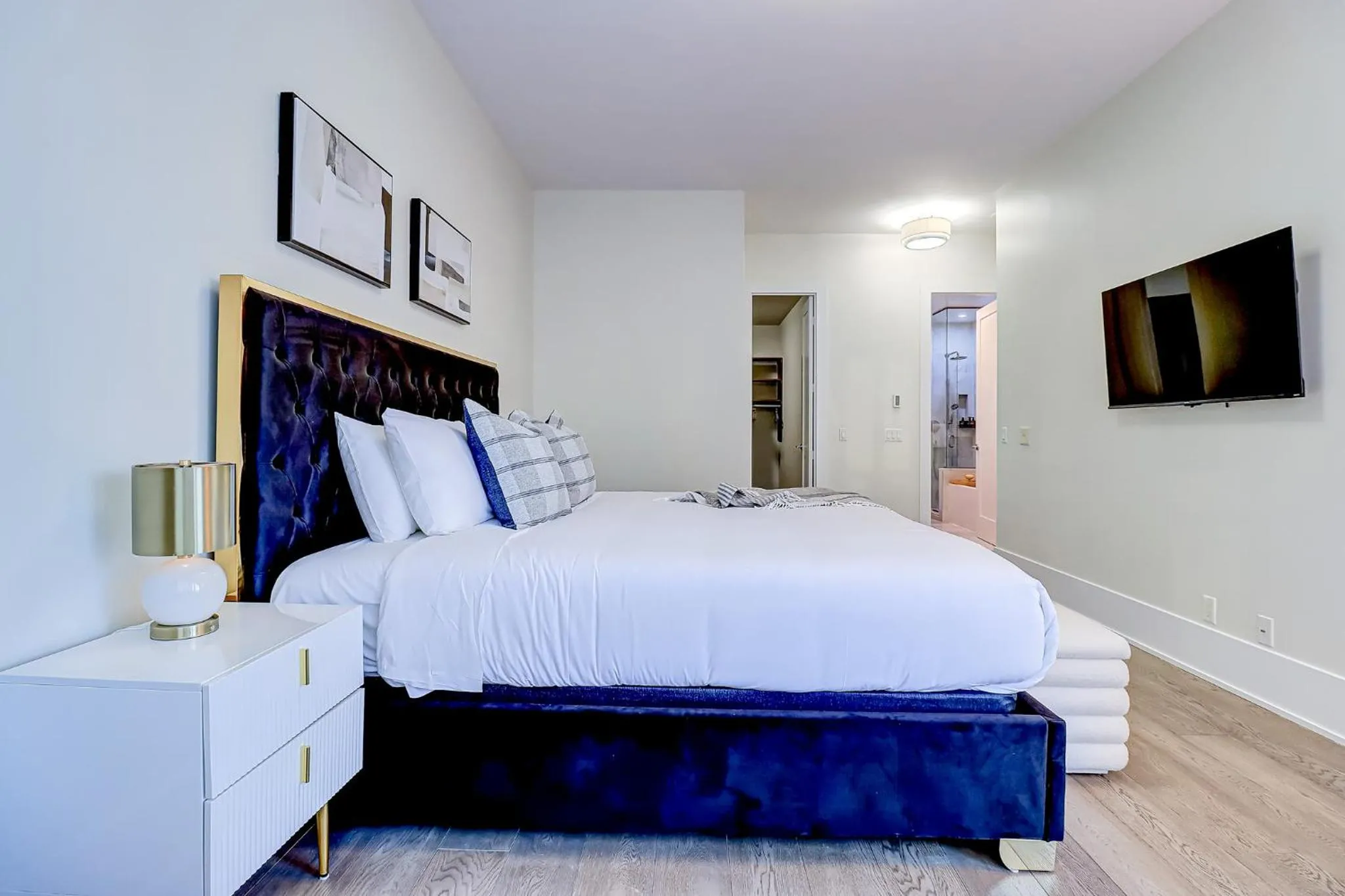 Metropolis Loft - CN Tower