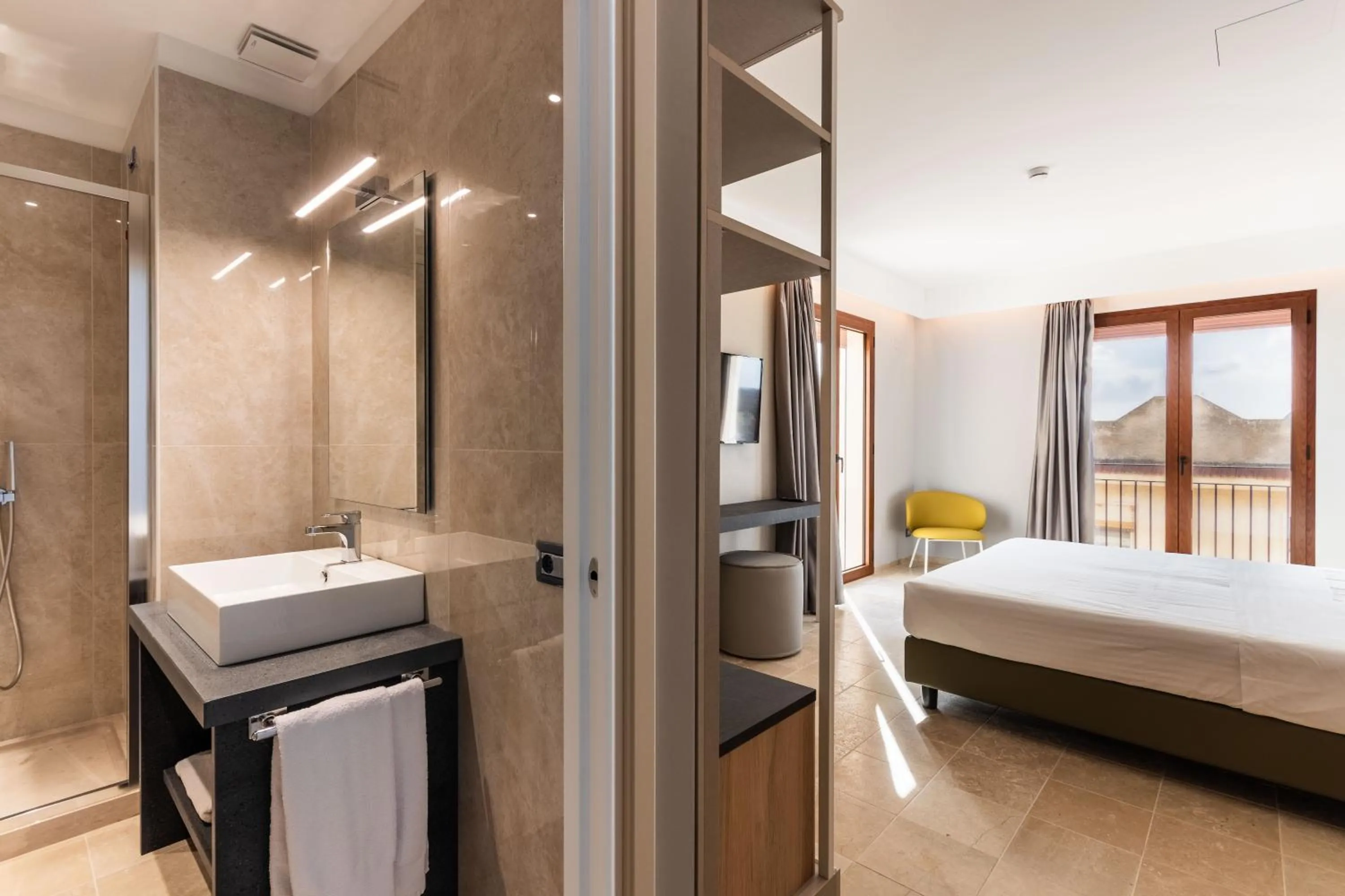 Bathroom, Bed in Hotel Netum Mare