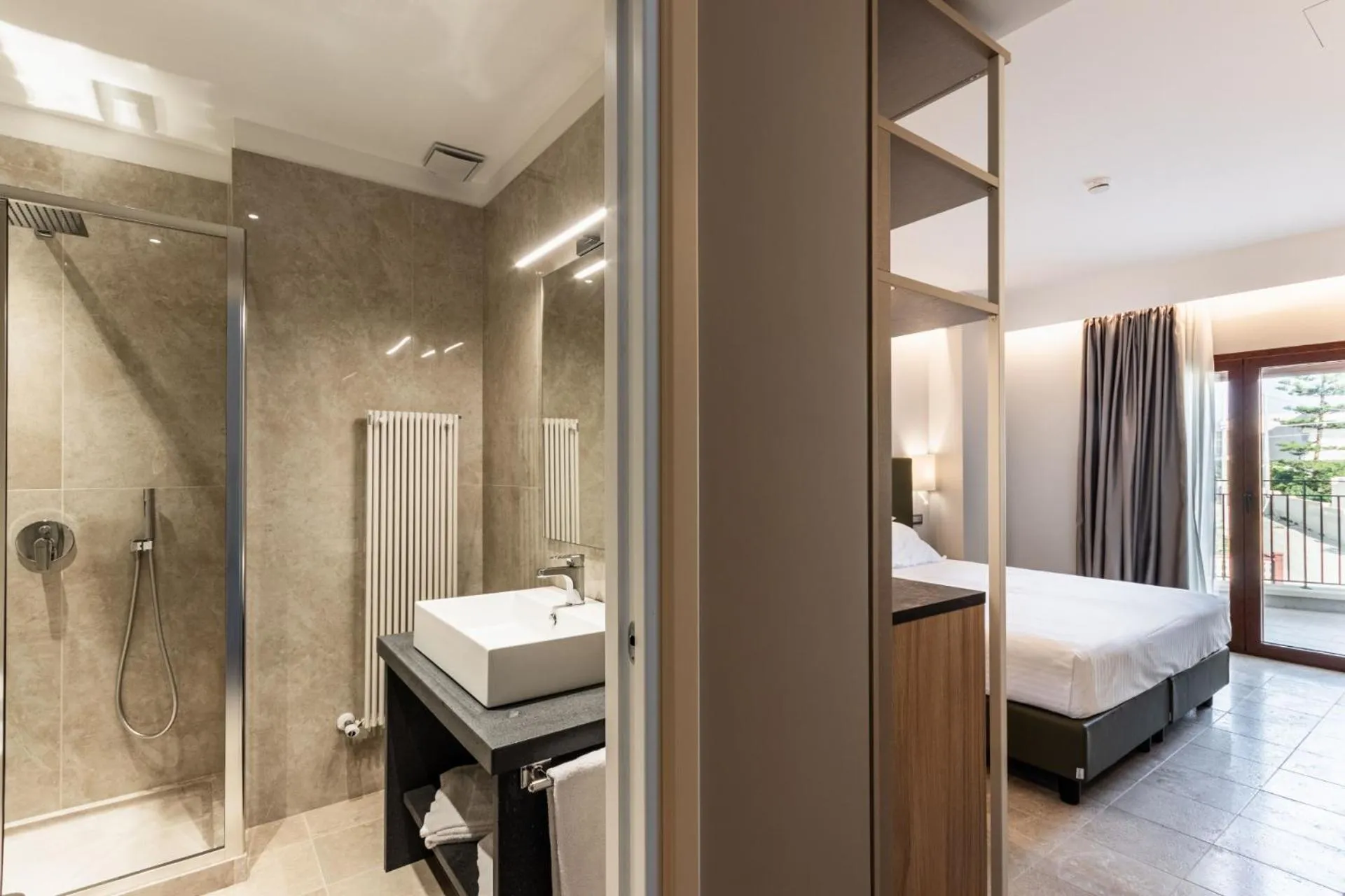 Bathroom, Bed in Hotel Netum Mare