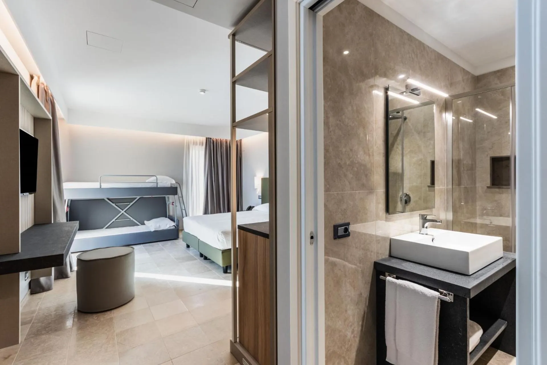 Bathroom, Bed in Hotel Netum Mare