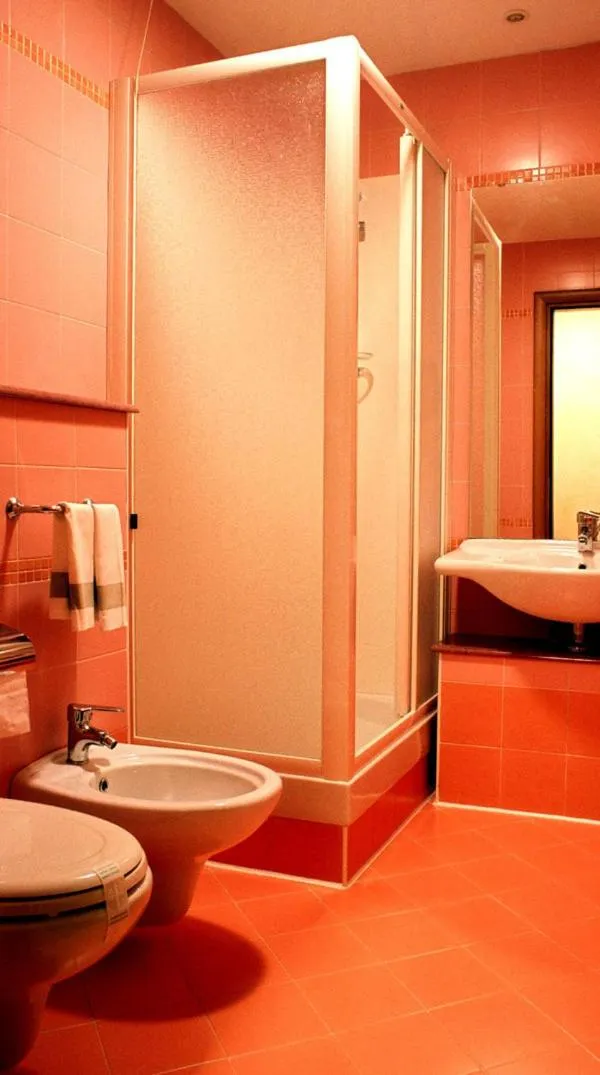 Bathroom, Bed in Hotel Italia