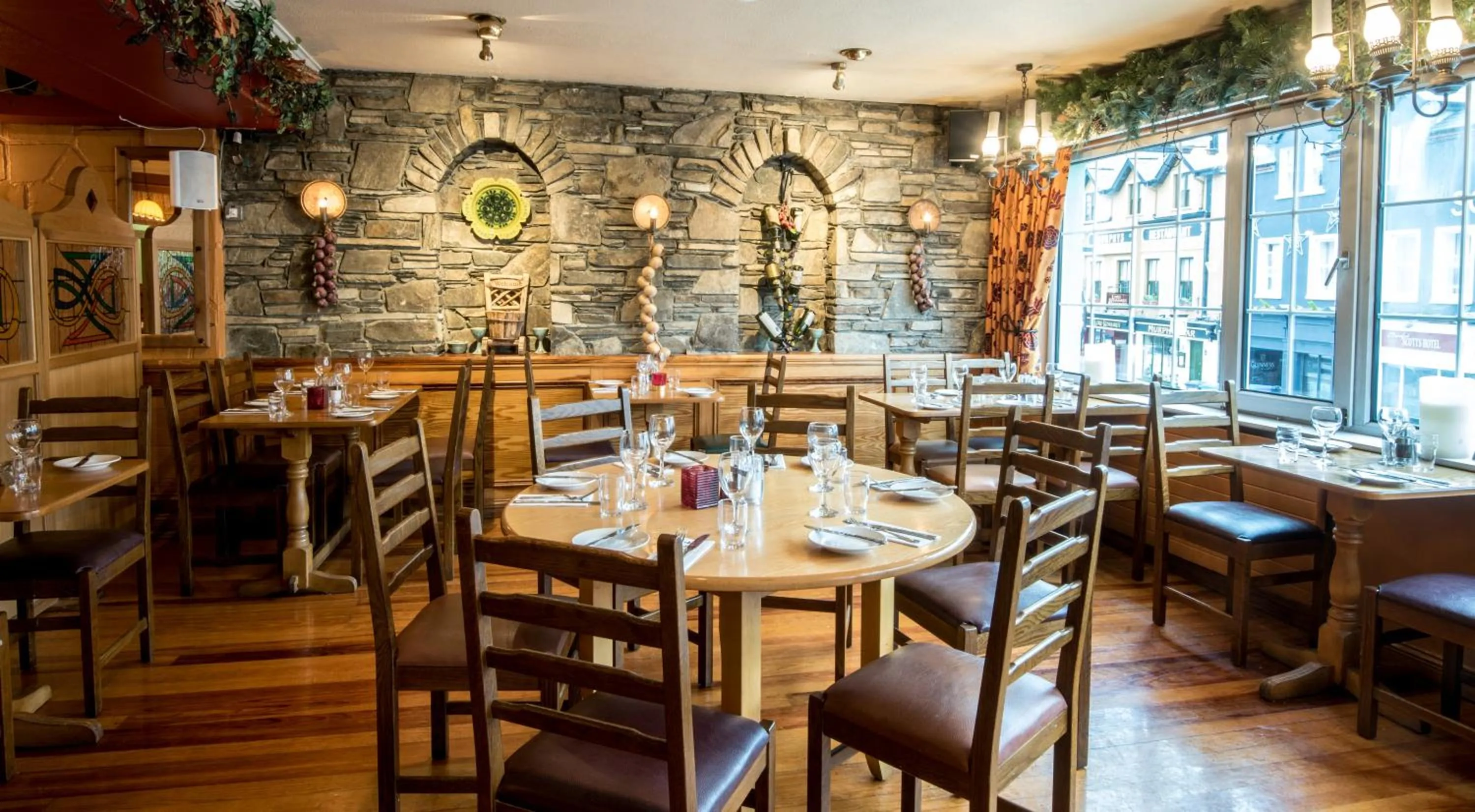 Restaurant/places to eat in Failte Hotel