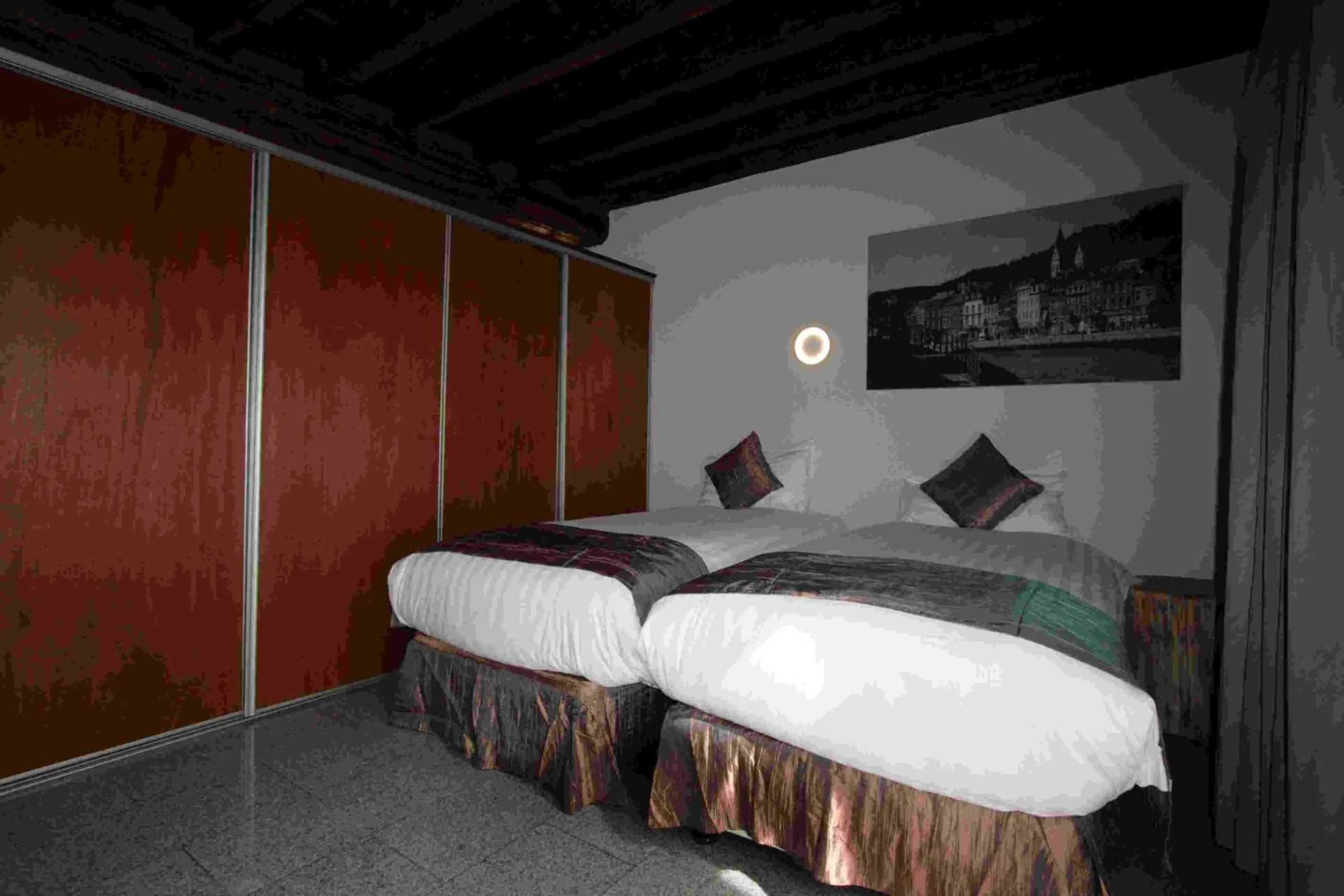 Photo of the whole room, Bed in Amosa Liège City Centre Hotel