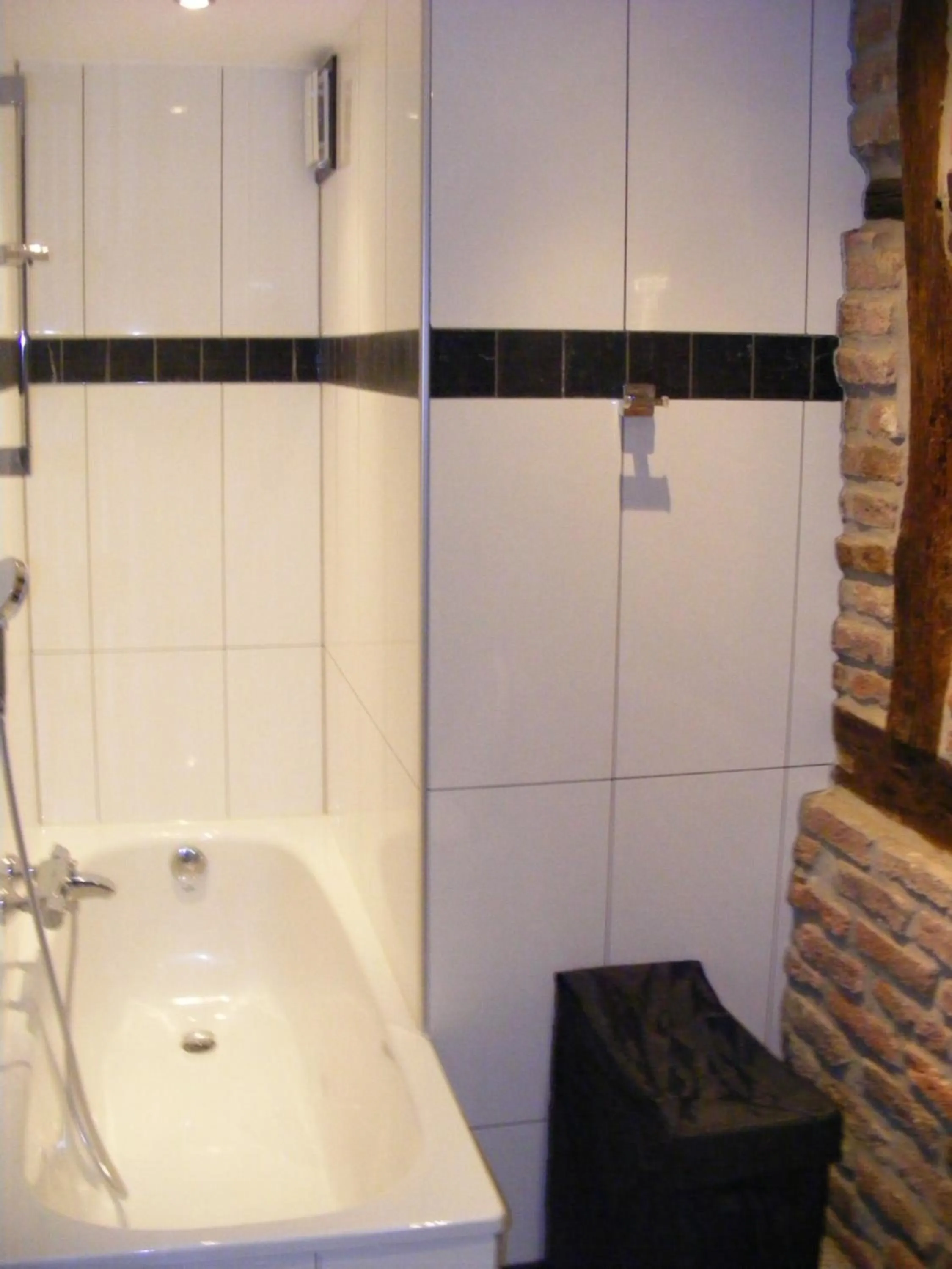 Shower in Amosa Liège City Centre Hotel