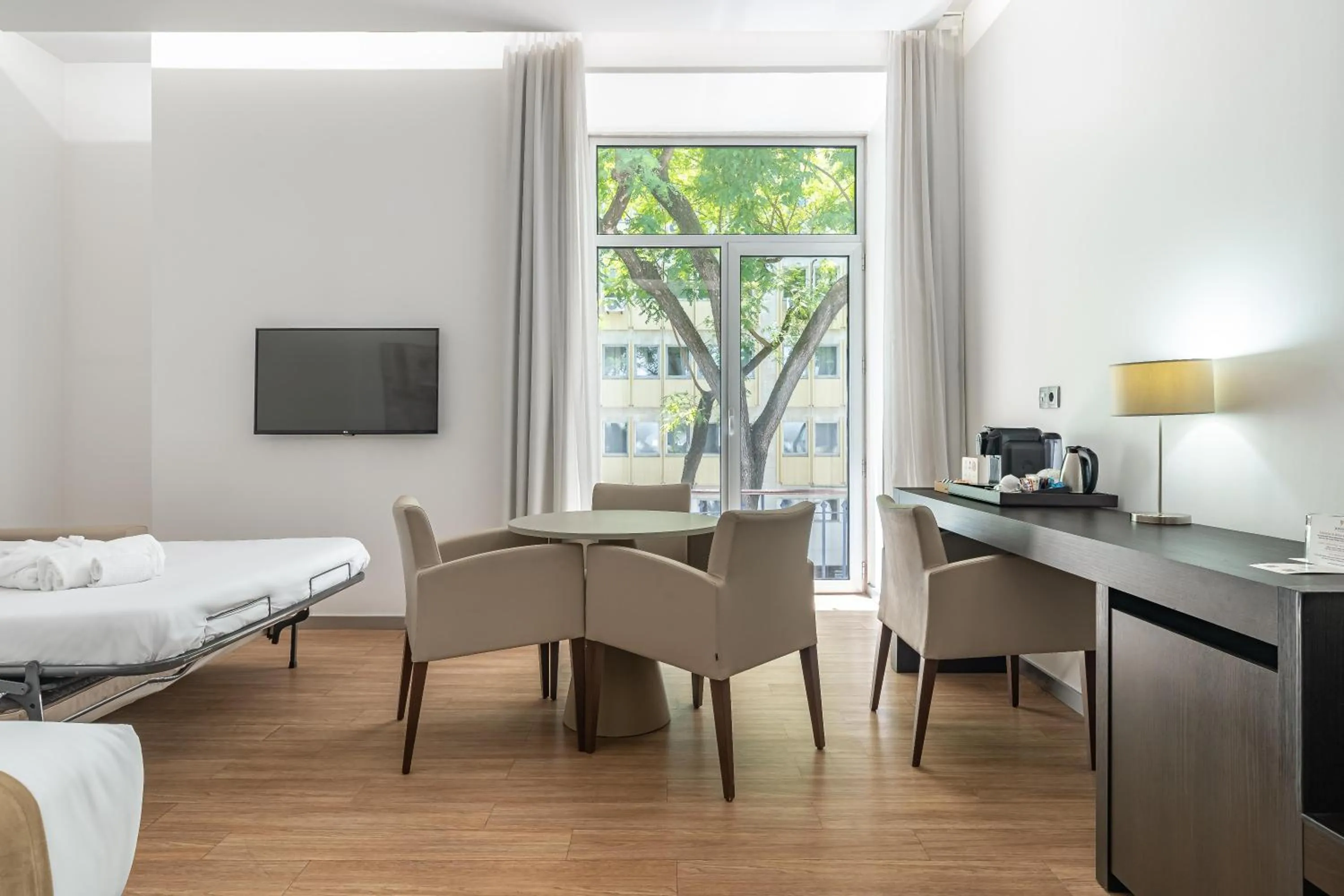 Photo of the whole room, Bed in Jupiter Lisboa Hotel - Rooftop & Spa