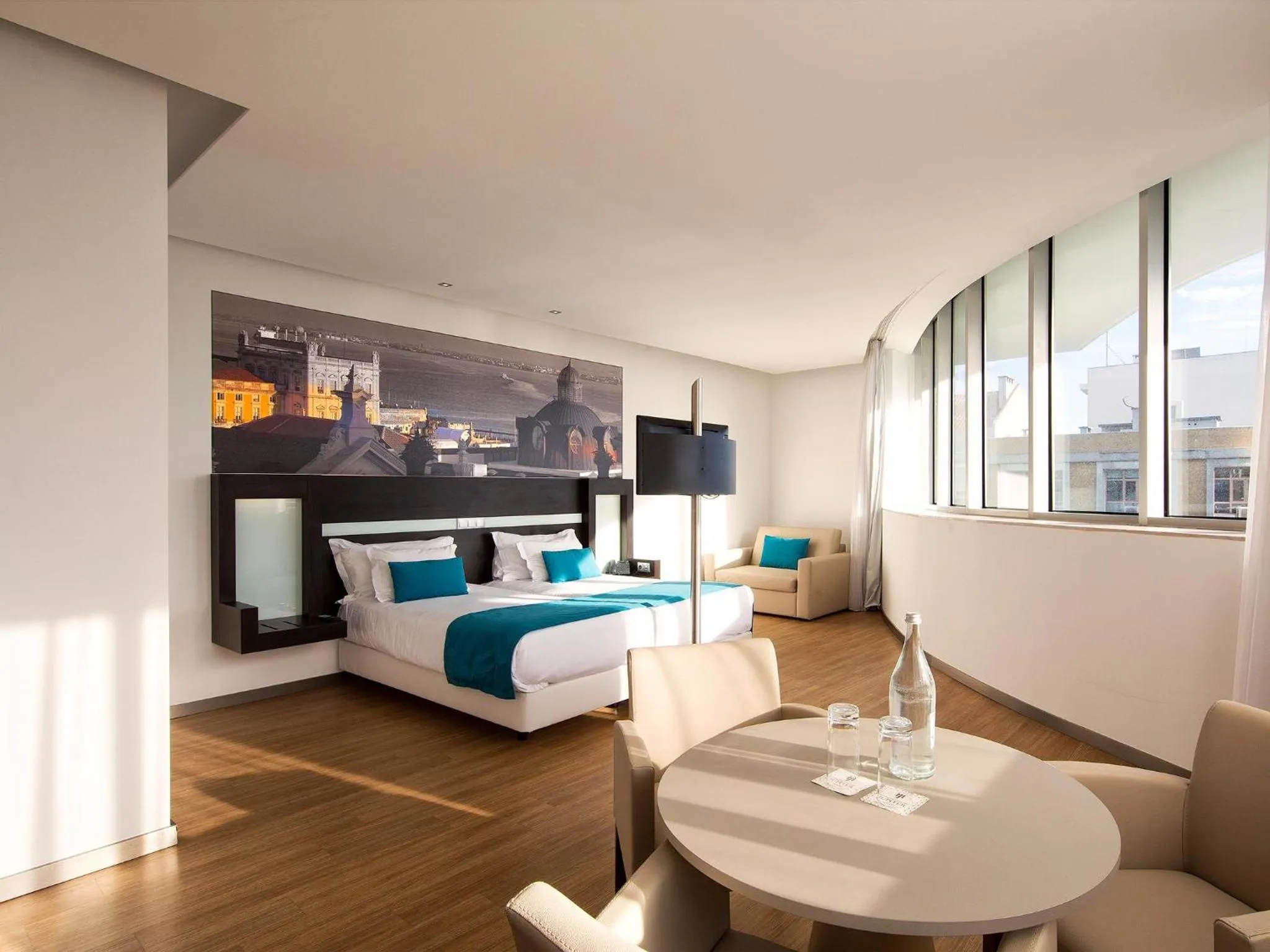 Photo of the whole room, Bed in Jupiter Lisboa Hotel - Rooftop & Spa