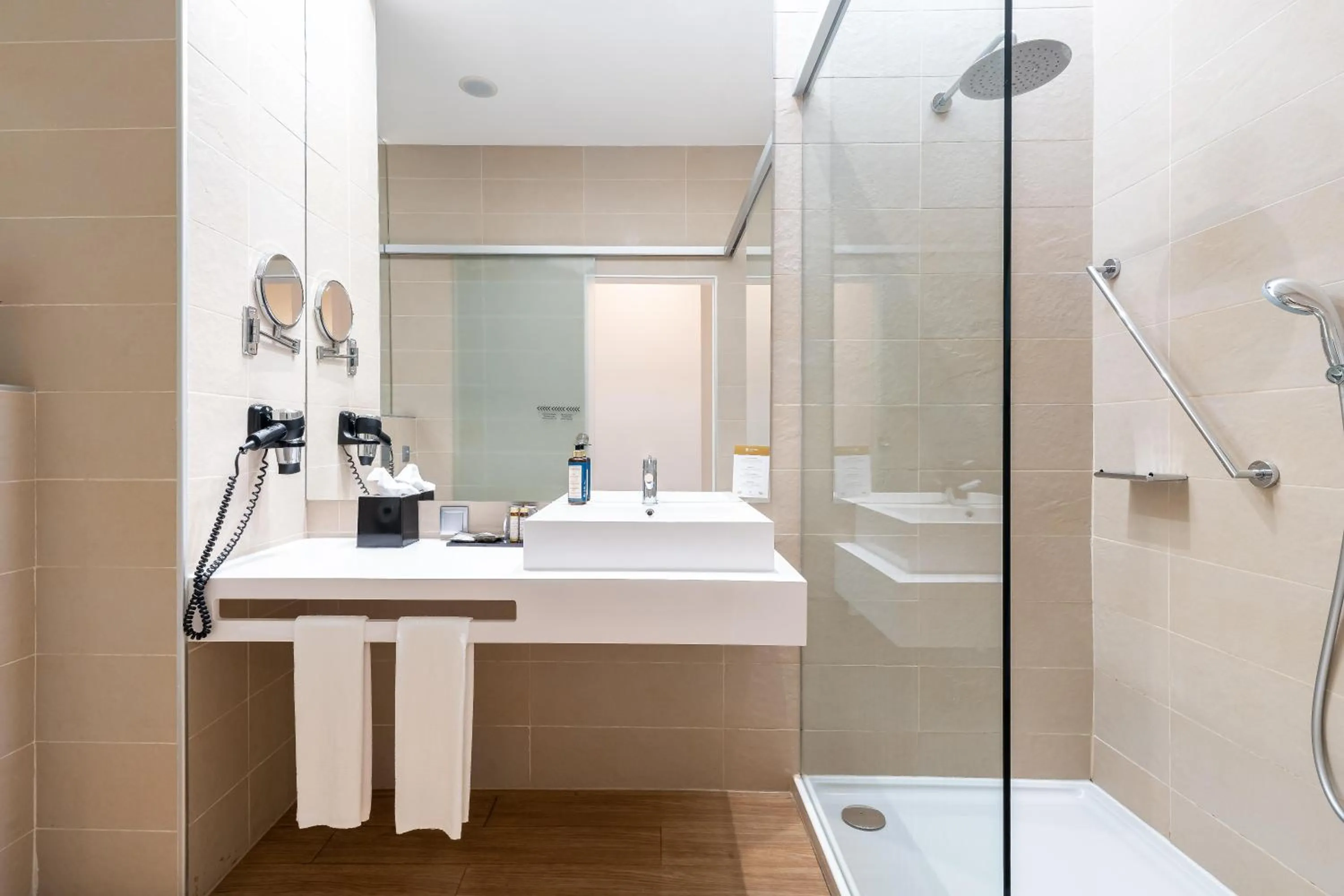 Shower in Jupiter Lisboa Hotel - Rooftop & Spa