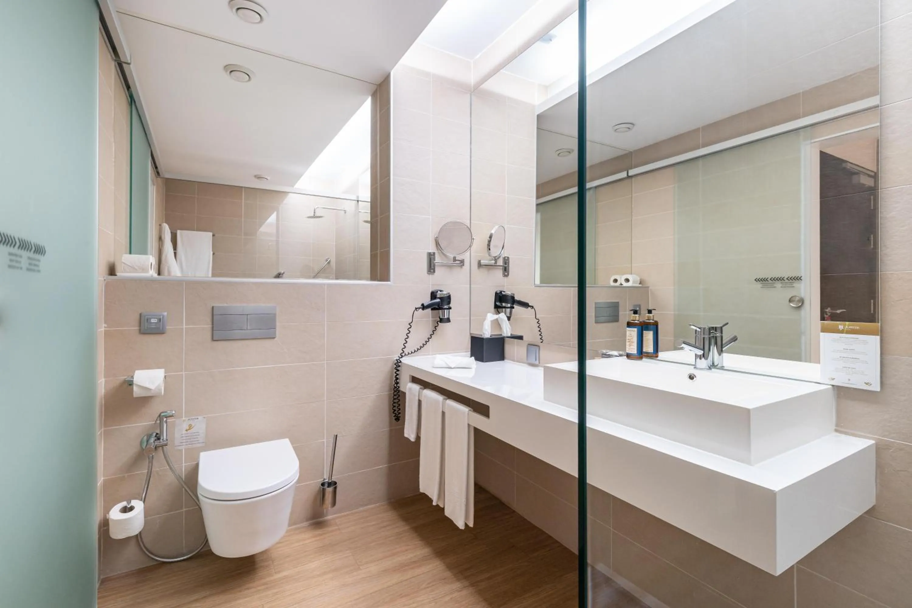 Shower in Jupiter Lisboa Hotel - Rooftop & Spa