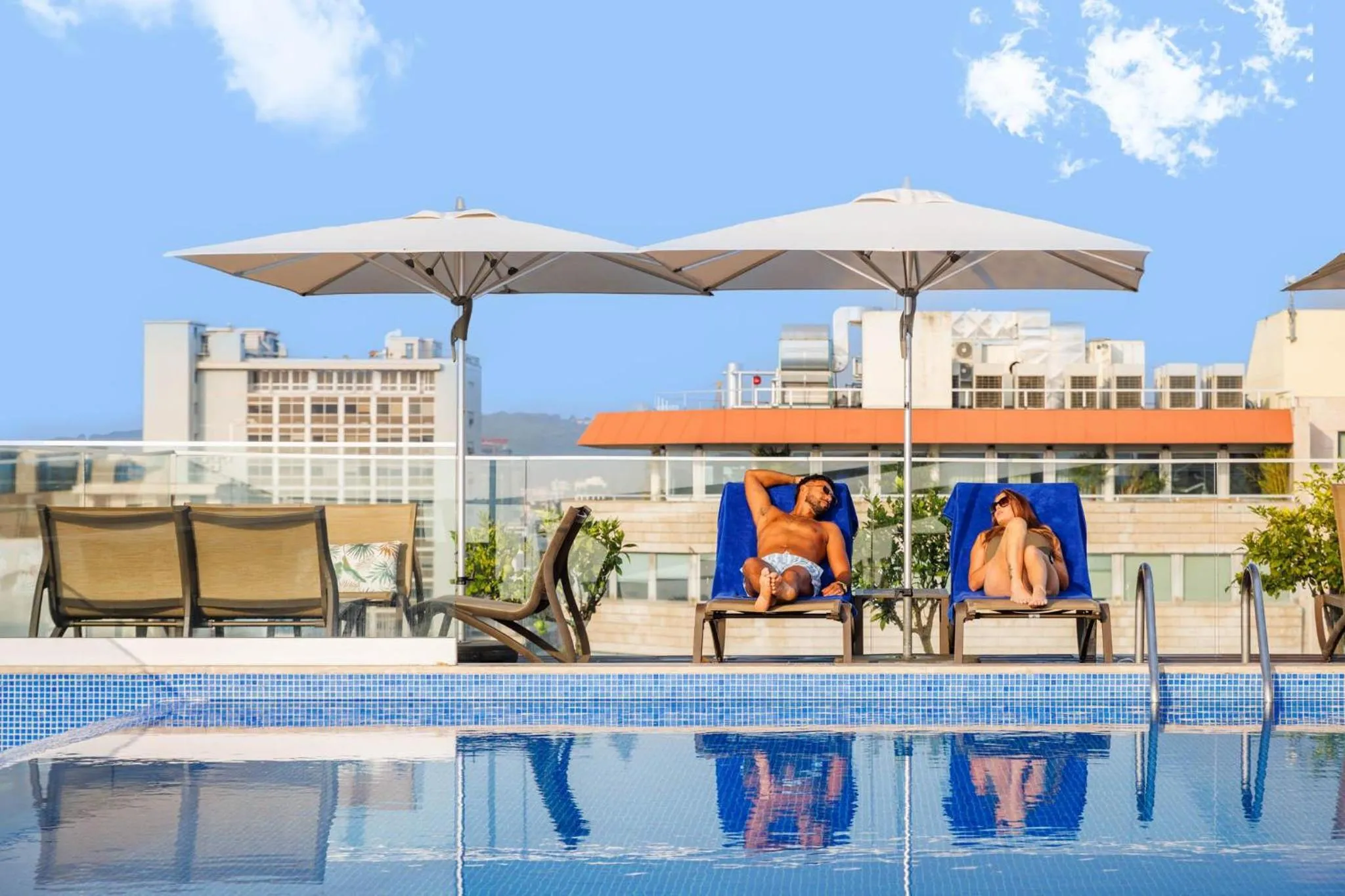 Swimming pool in Jupiter Lisboa Hotel - Rooftop & Spa