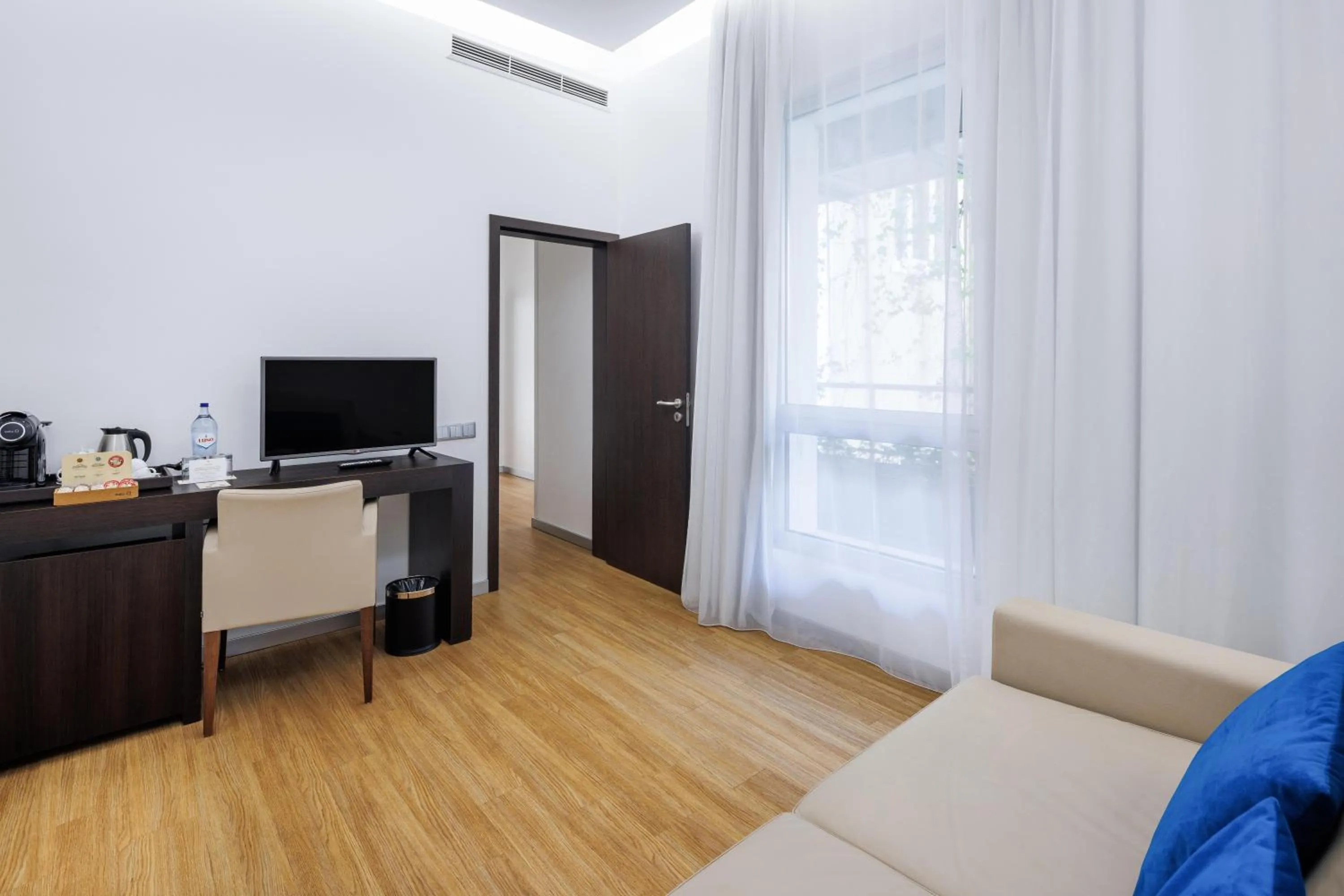 Photo of the whole room, Bed in Jupiter Lisboa Hotel - Rooftop & Spa